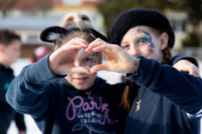 verkleidete Kinder auf der Eisfläche