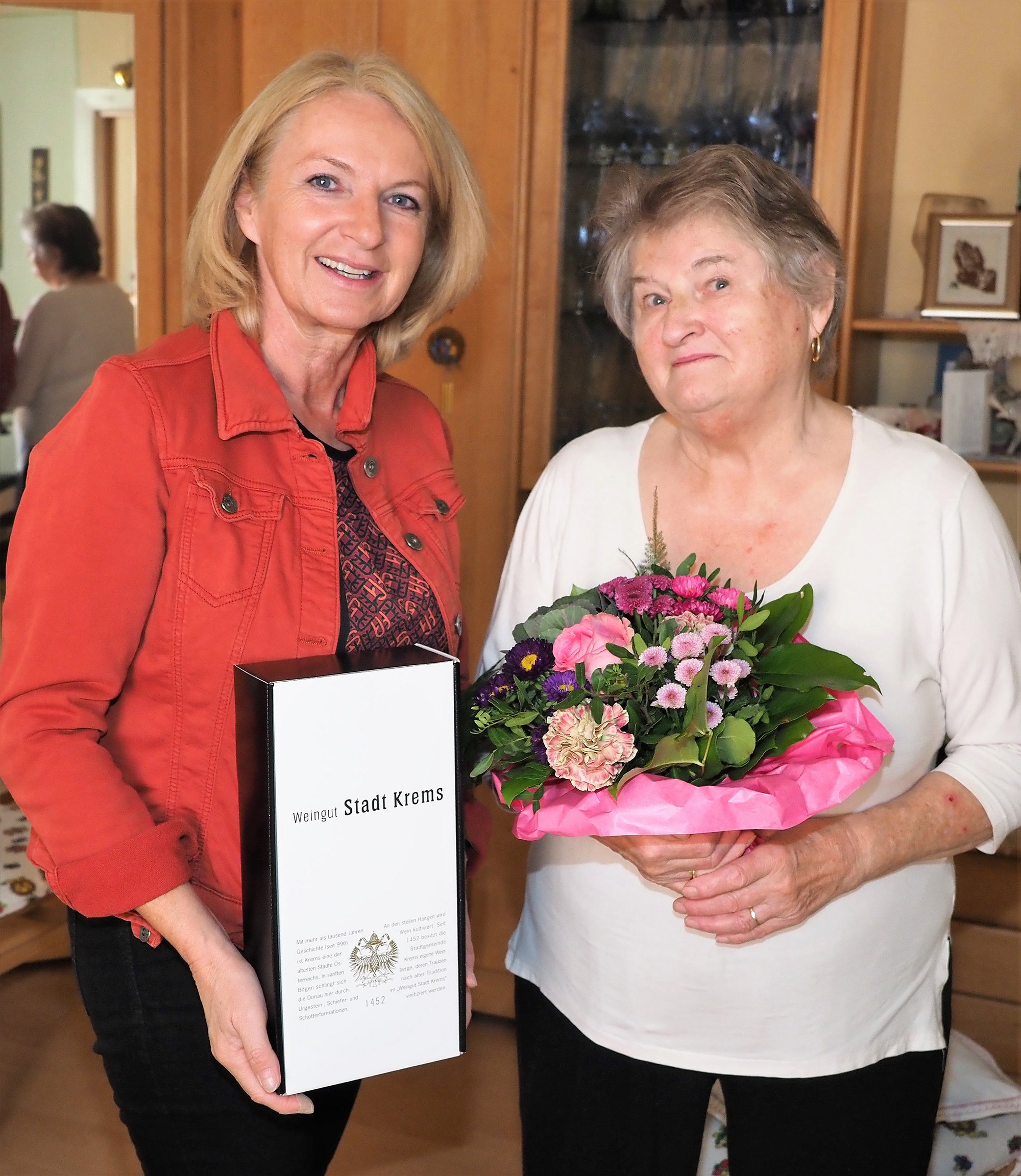 Vzbgm. Eva Hollerer gratuliert Josefa Groll zum 80 Geburtstag.