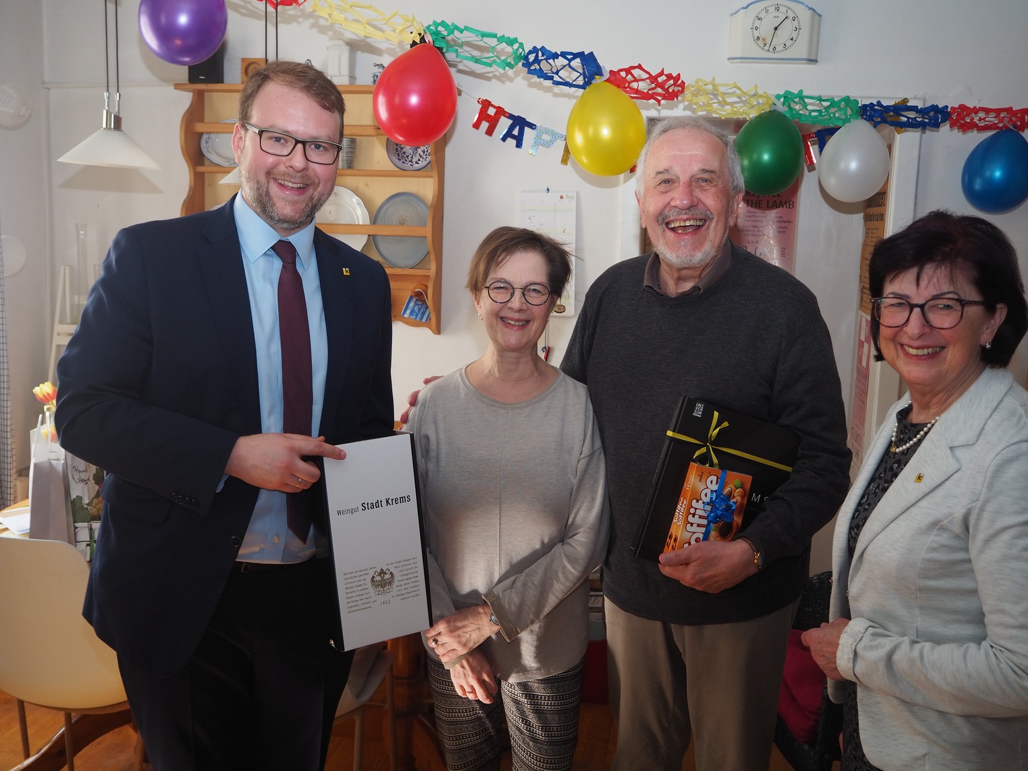 Vizebürgermeister Florian Kamleitner gratulierte Alfred Endelweber zum 80. Geburtstag.