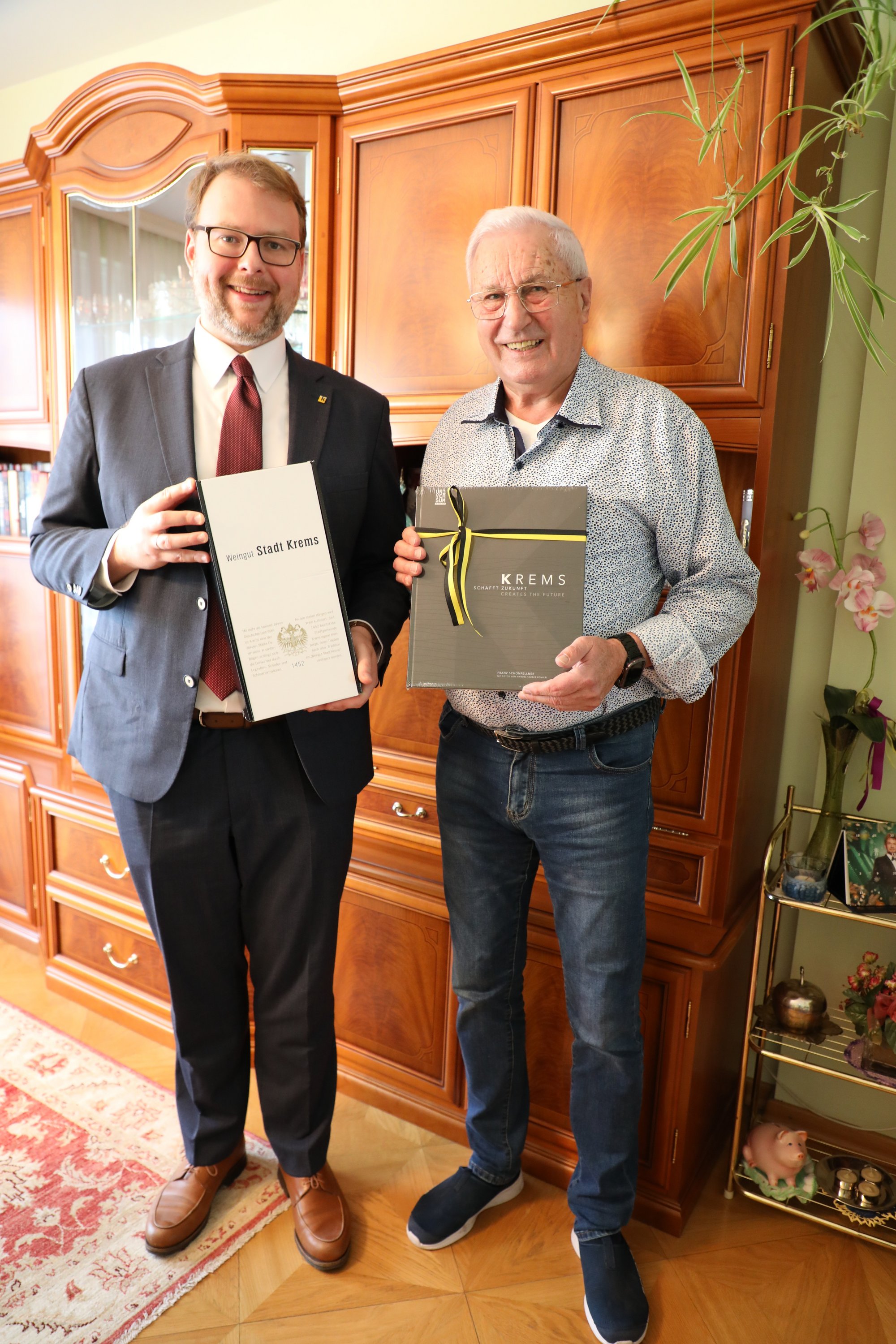 Vizebürgermeister Florian Kamleitner gratulierte Walter Stöger zum 80. Geburtstag.