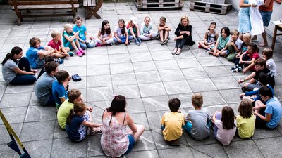 SchülerInnen beim Atelier-Unterricht