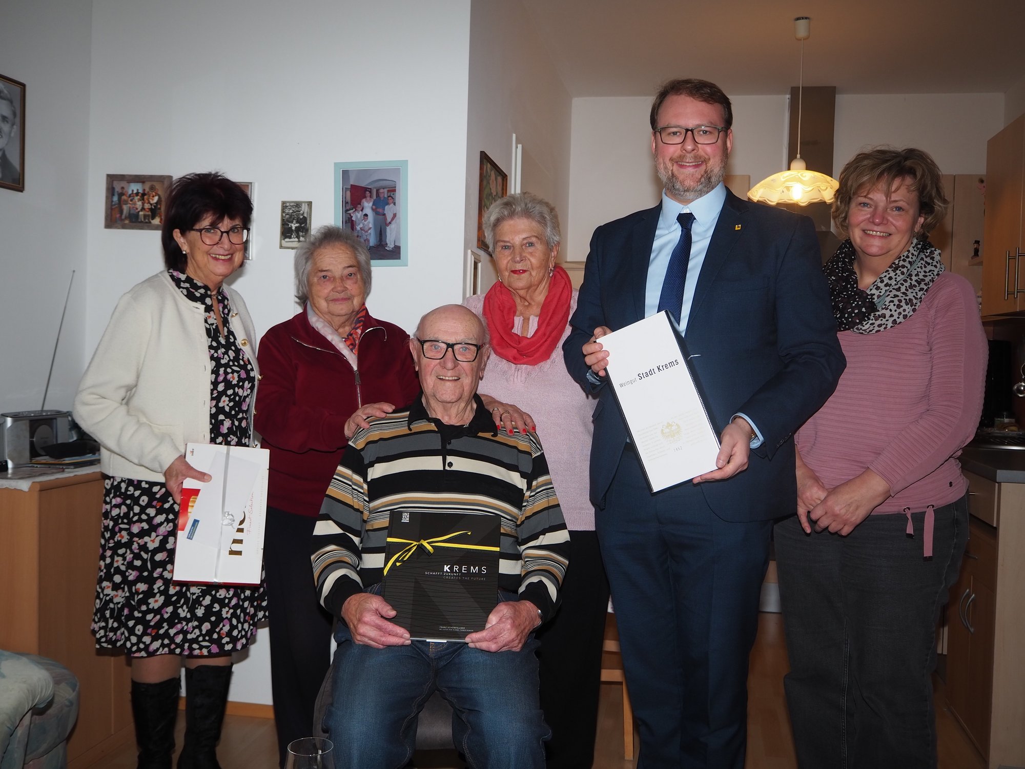 Vizebürgermeister Florian Kamleitner gratulierte Herbert Klett zum 95. Geburtstag.