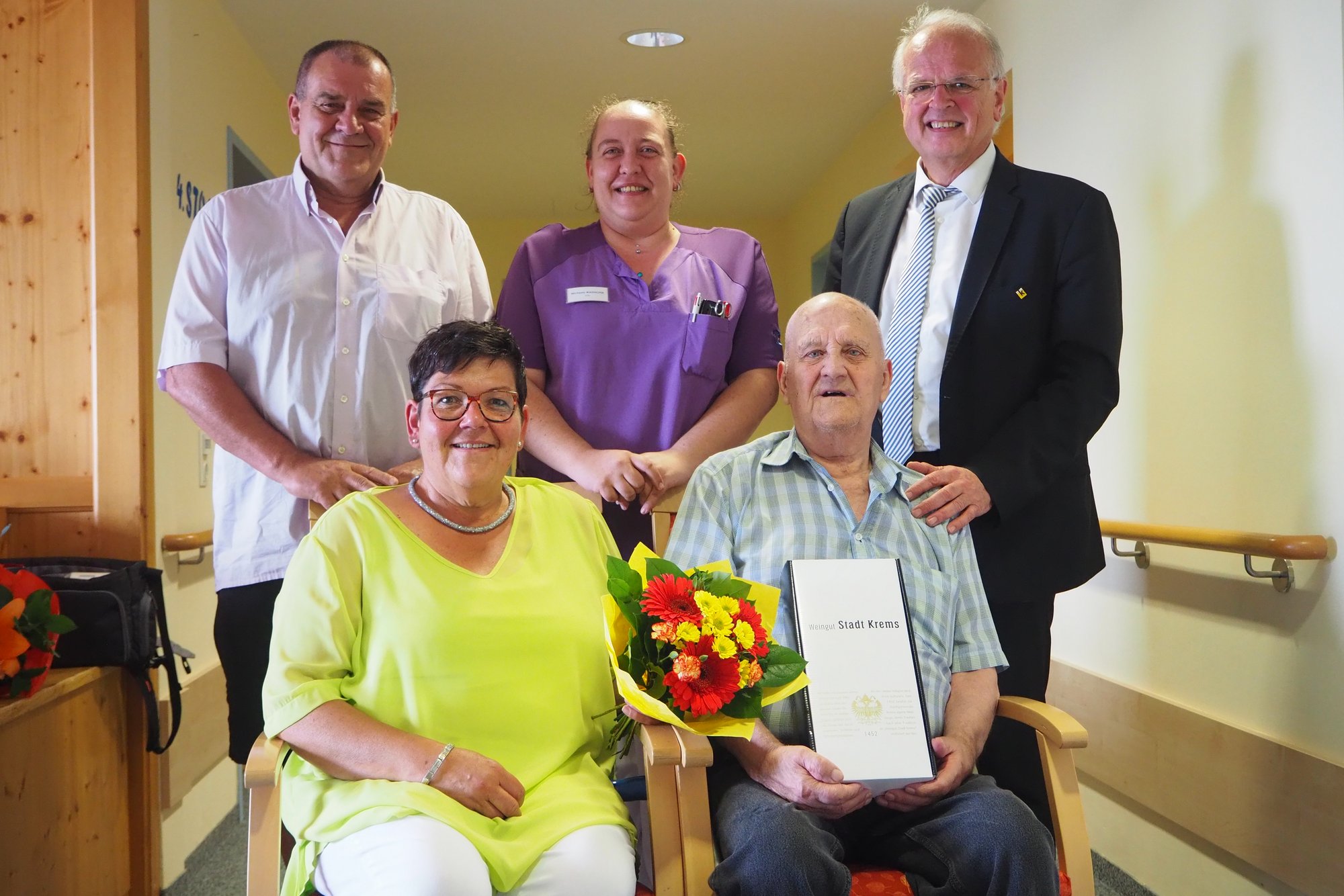 Bürgermeister Dr. Reinhard Resch gratuliert Herrn Josef Neuherz im Beisein seiner Familie zum 95. Geburtstag.
