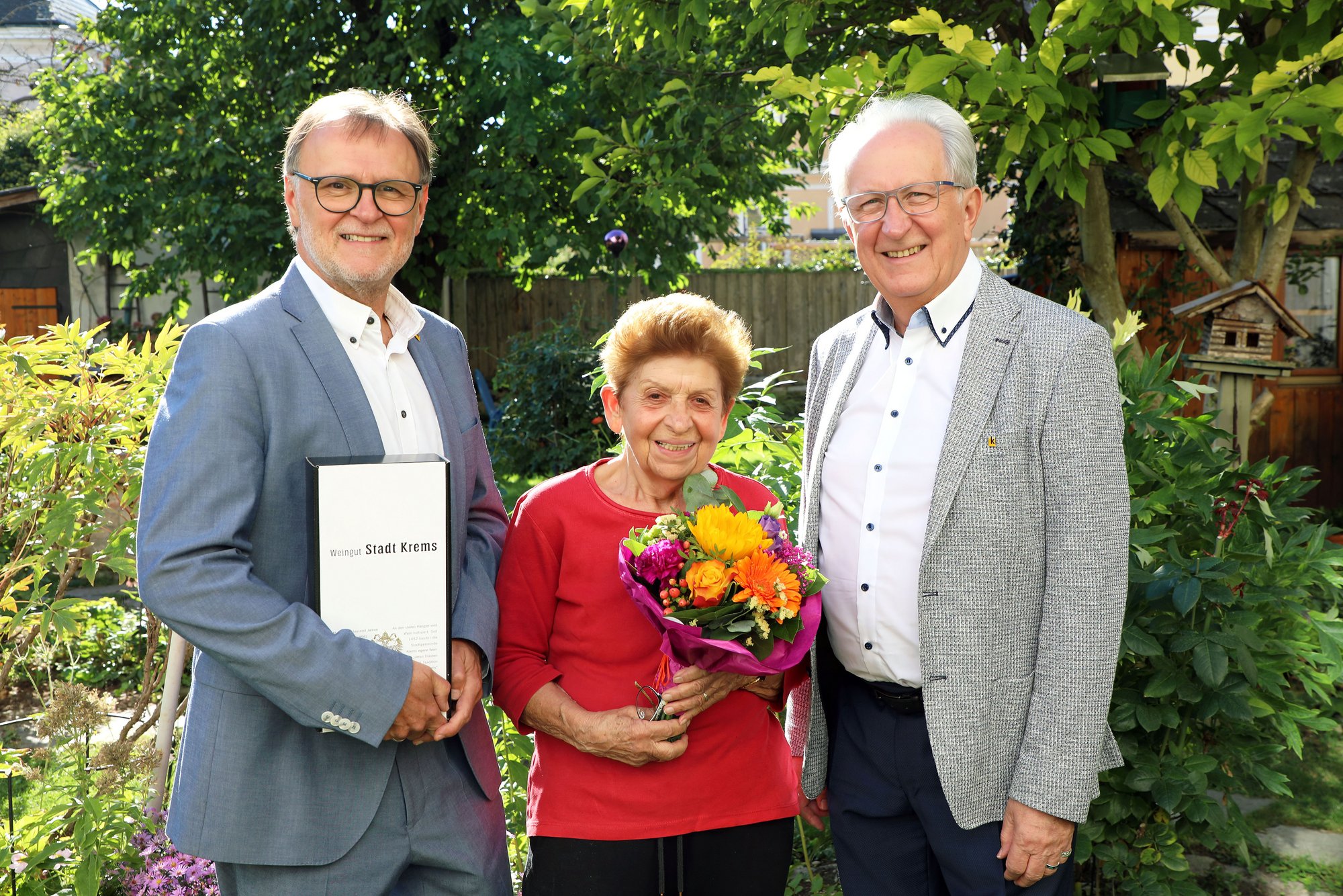 Stadträte Günter Herz und Werner Stöberl gratulierten Marianne Streibel zum 90. Geburtstag.