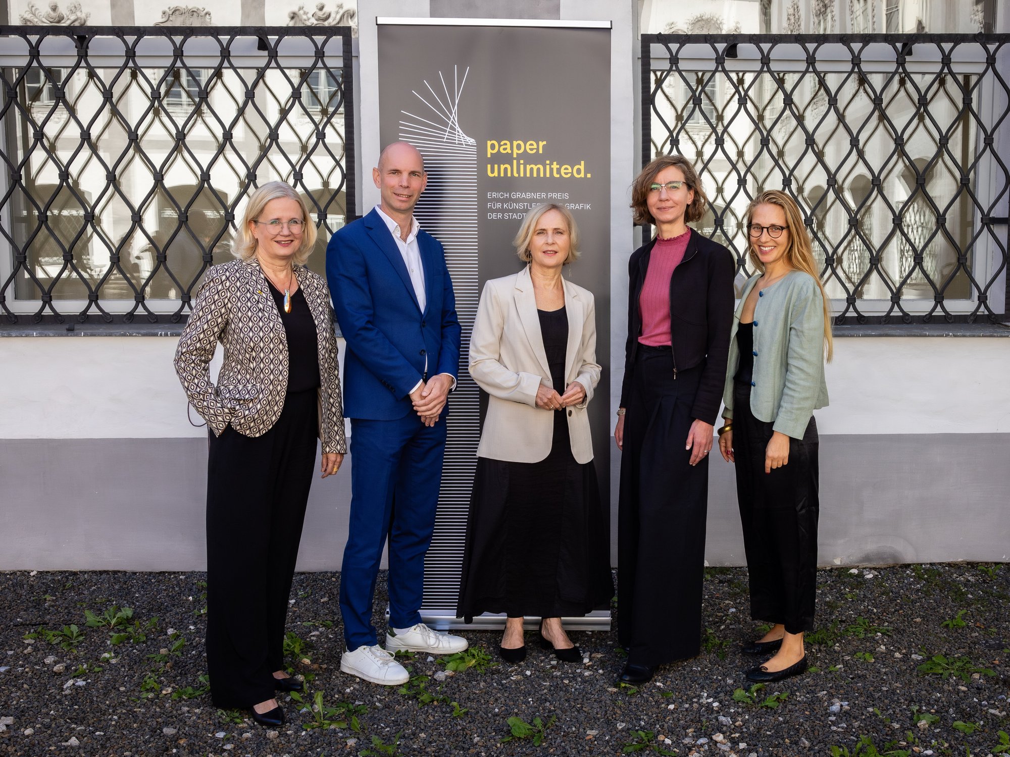 Das Team hinter "paper unlimited.": Kulturbeauftragte Elisabeth Kreuzhuber, Kulturamtsleiter Gregor Kremser, Bereichsleiterin Doris Denk, Kulturamtsmitarbeiterin Doris Krammer und Koordinatorin Anna Mustapic.