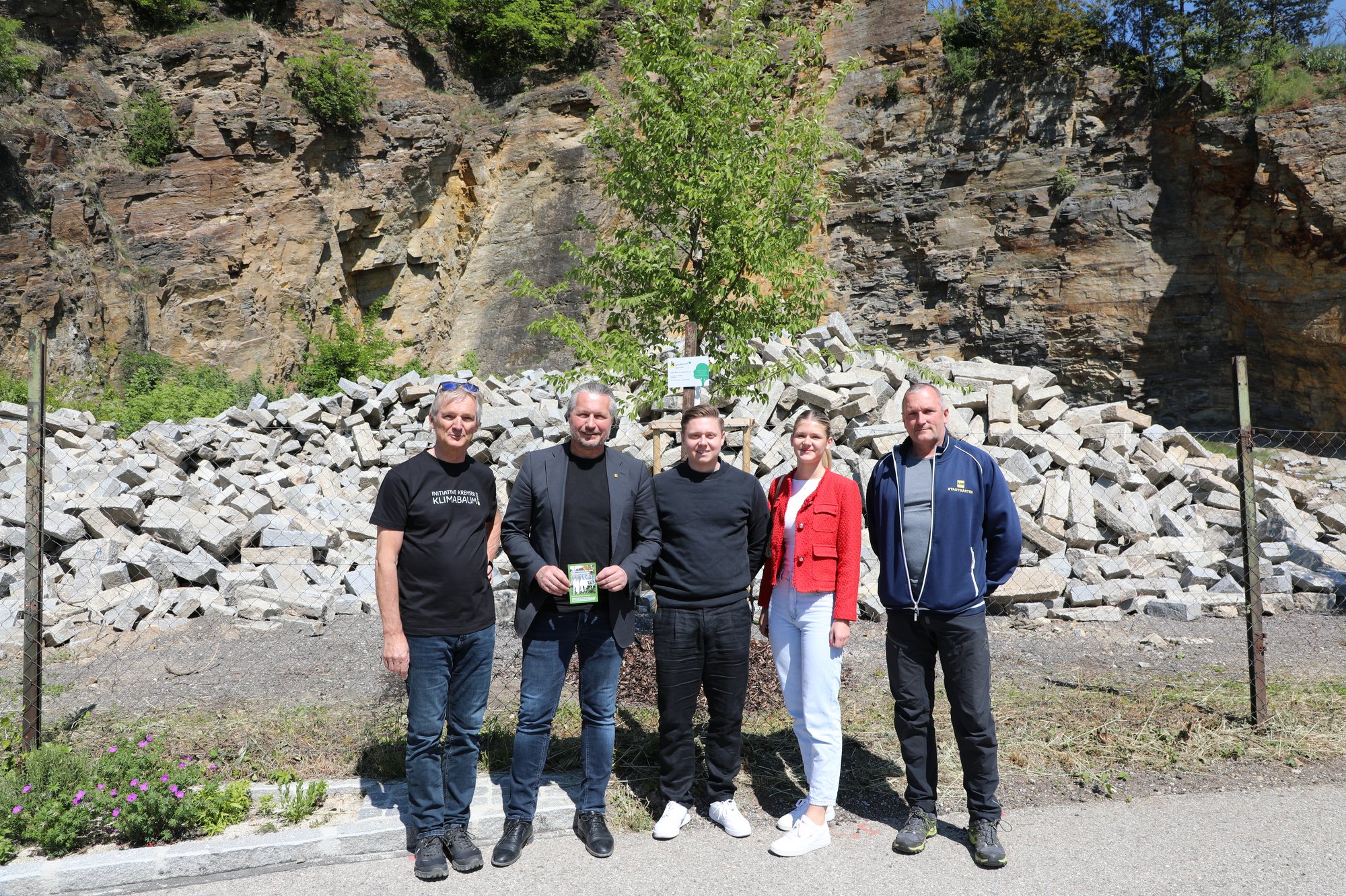 12. Mai 2025, Paten Lothar, Anja und Jannis Schumann, Ufergasse, Baumart Sapporo Ulme