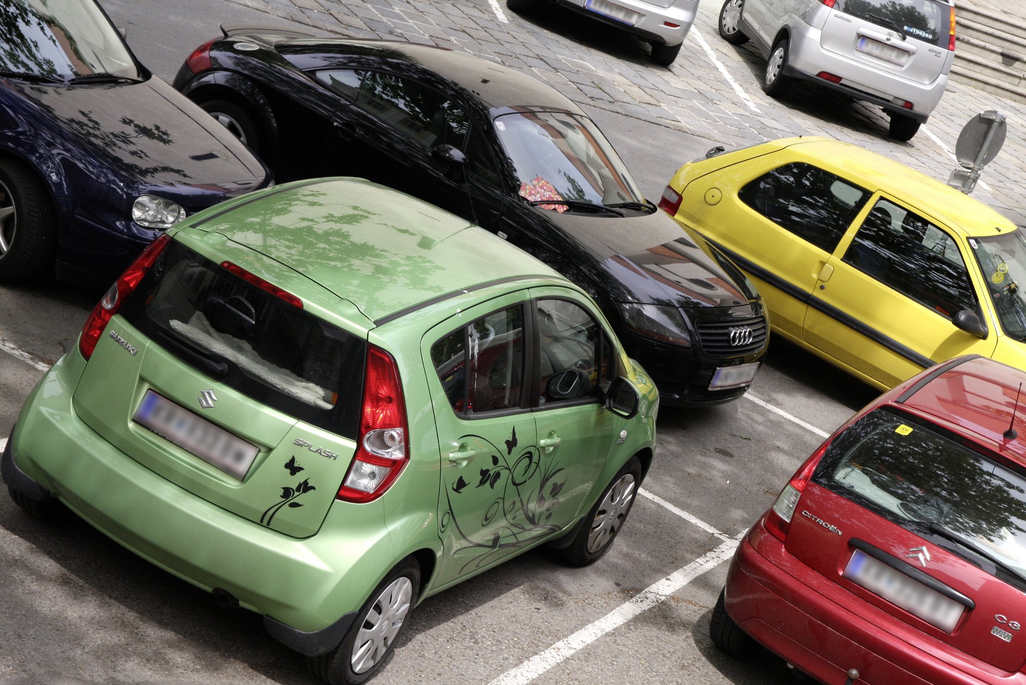 Arbeitsgruppe Parken Autos auf einem Parkplatz
