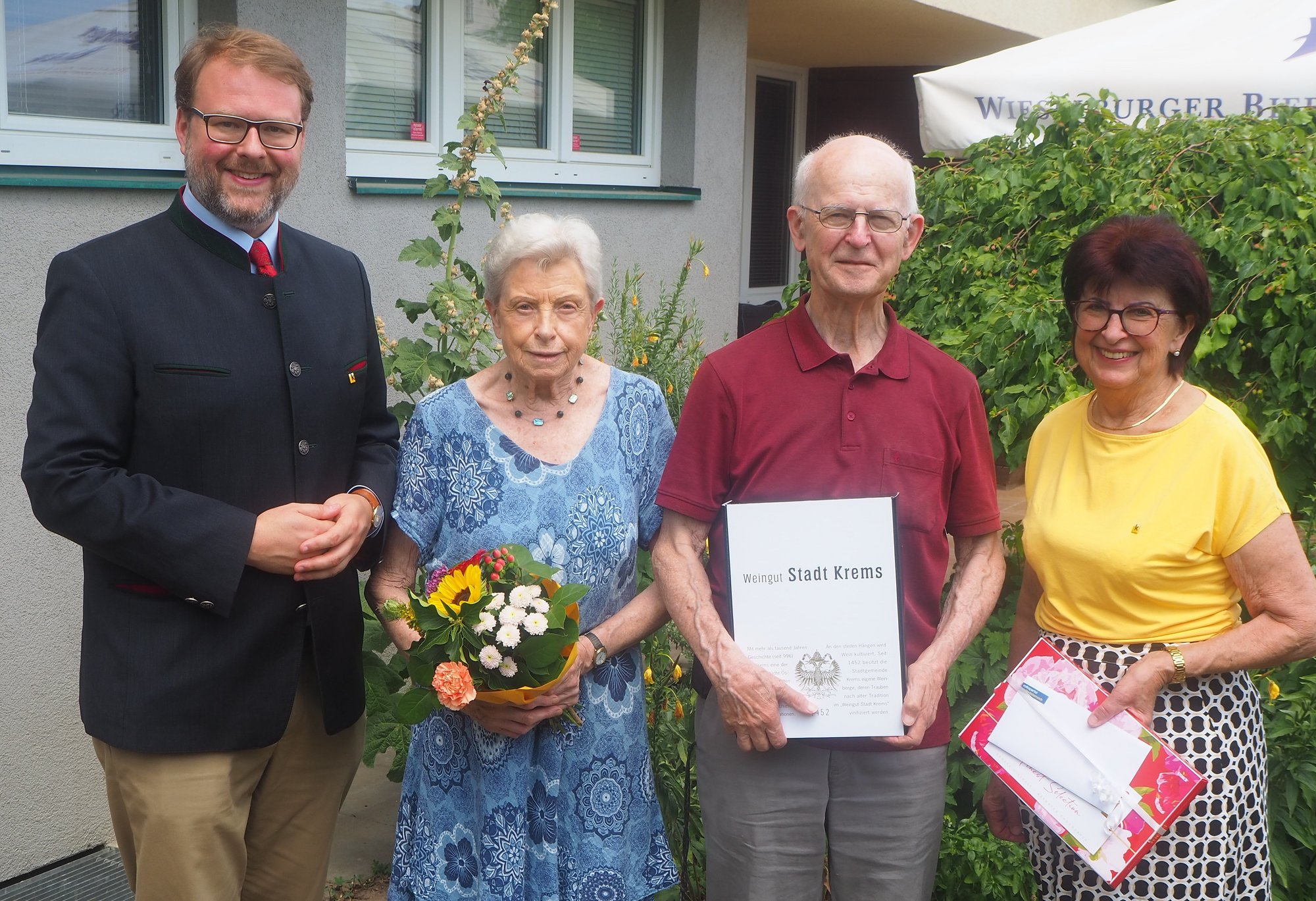 Vizebürgermeister Florian Kamleitner gratulierte Helga und Paul Seitz zur Diamantenen Hochzeit.