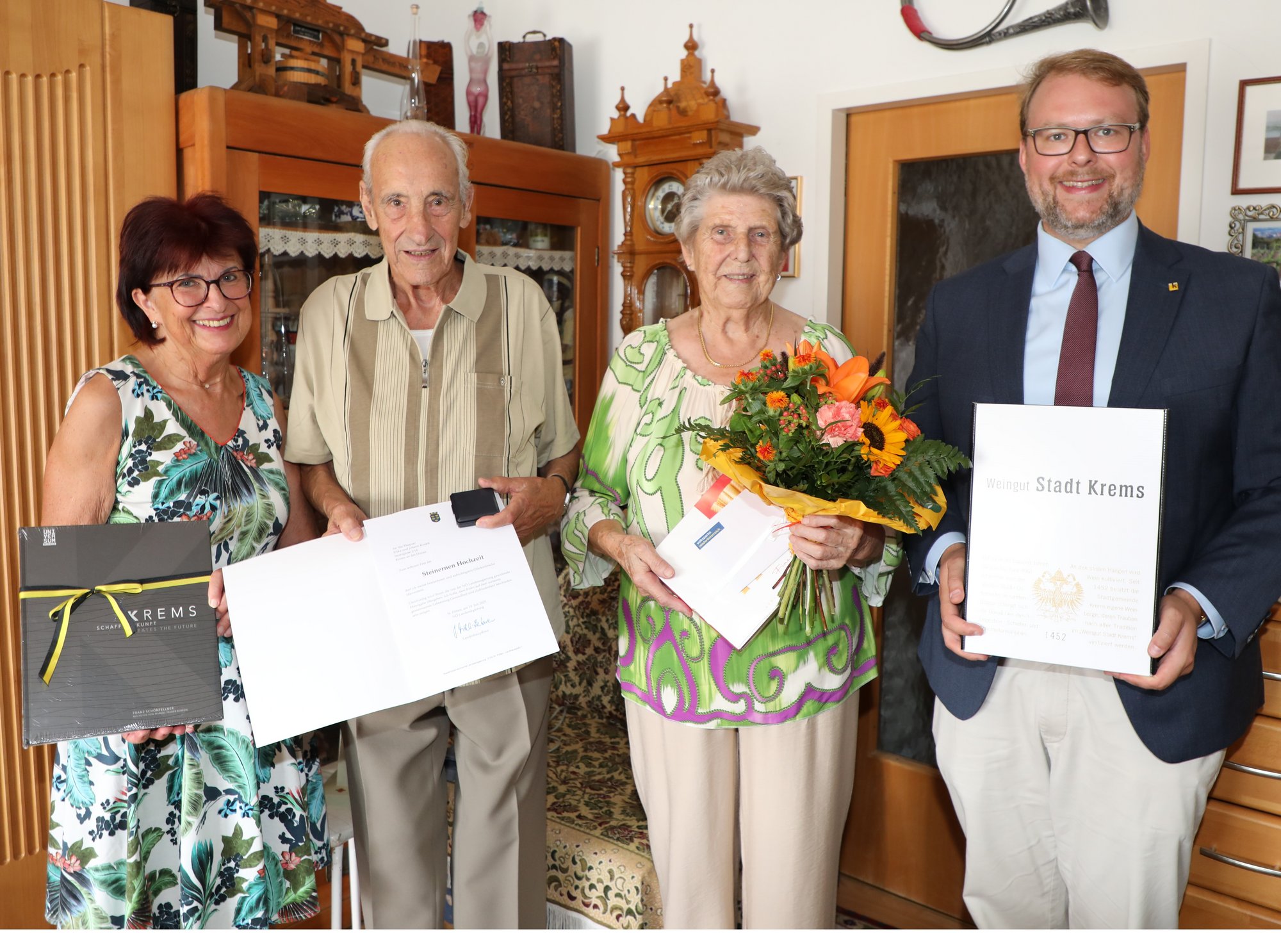 Vizebürgermeister Florian Kamleitner gratulierte Erika und Johann Kosjek zur Eisernen Hochzeit.