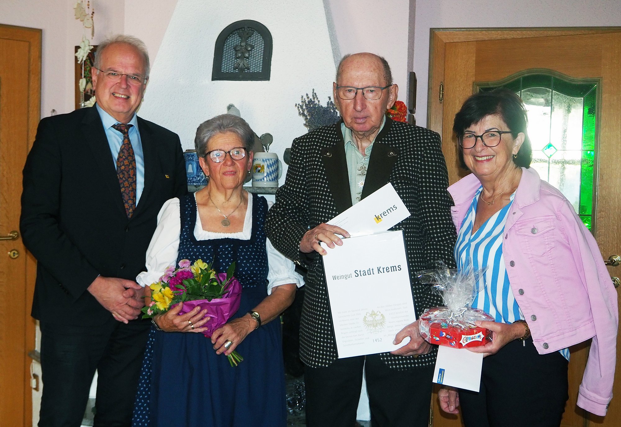 Bürgermeister Dr. Reinhard Resch gratuliert dem Ehepaar Schmied zur Diamantenen Hochzeit.