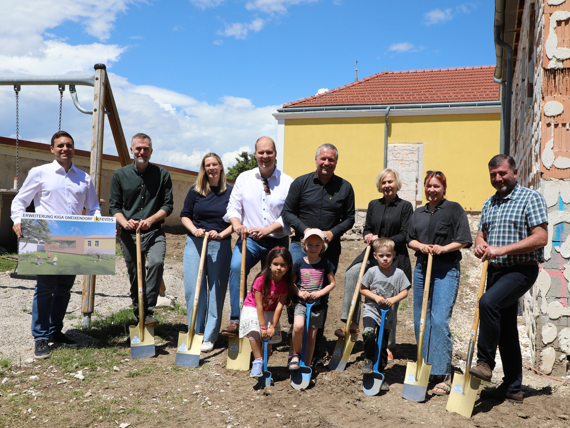 Nahmen gemeinsam mit drei Kindergartenkindern den offiziellen ersten Spatenstich vor: (v. l.) Nicolai Schubrig (Firma Schubrig), Architekt Martin Wagensonner („Yes we plan!“), Christina Frischengruber (Amt für Bildung), Bildungsstadtrat Martin Zöhrer, Bürgermeister Peter Molnar, Magistrat-Bereichsleiterin Doris Denk, Daniela Kargl (stellvertretende Leiterin des Kindergartens Gneixendorf) und Landtagsabgeordneter Josef Edlinger. 