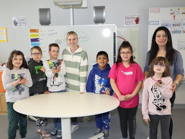 Die Kinder der 1. Klasse zeigen stolz die Achatschnecken, um die sie sich kümmern dürfen: (v. l.) Sofia-Sara, Niklas, Bastian, Lehrerin Clara Löffler, Antonio, Hanna, Evelyn und Lehrerin Güzide Wiesinger.