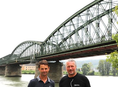 Bürgermeister Heinrich Brustbauer und Bürgermeister Peter Molnar imitierten eine Petition zum Bau der Ersatzbrücke während der Sanierungs- und Bauphase der Foto 2: Mauterner Brücke – von links.  Zeitplan steht