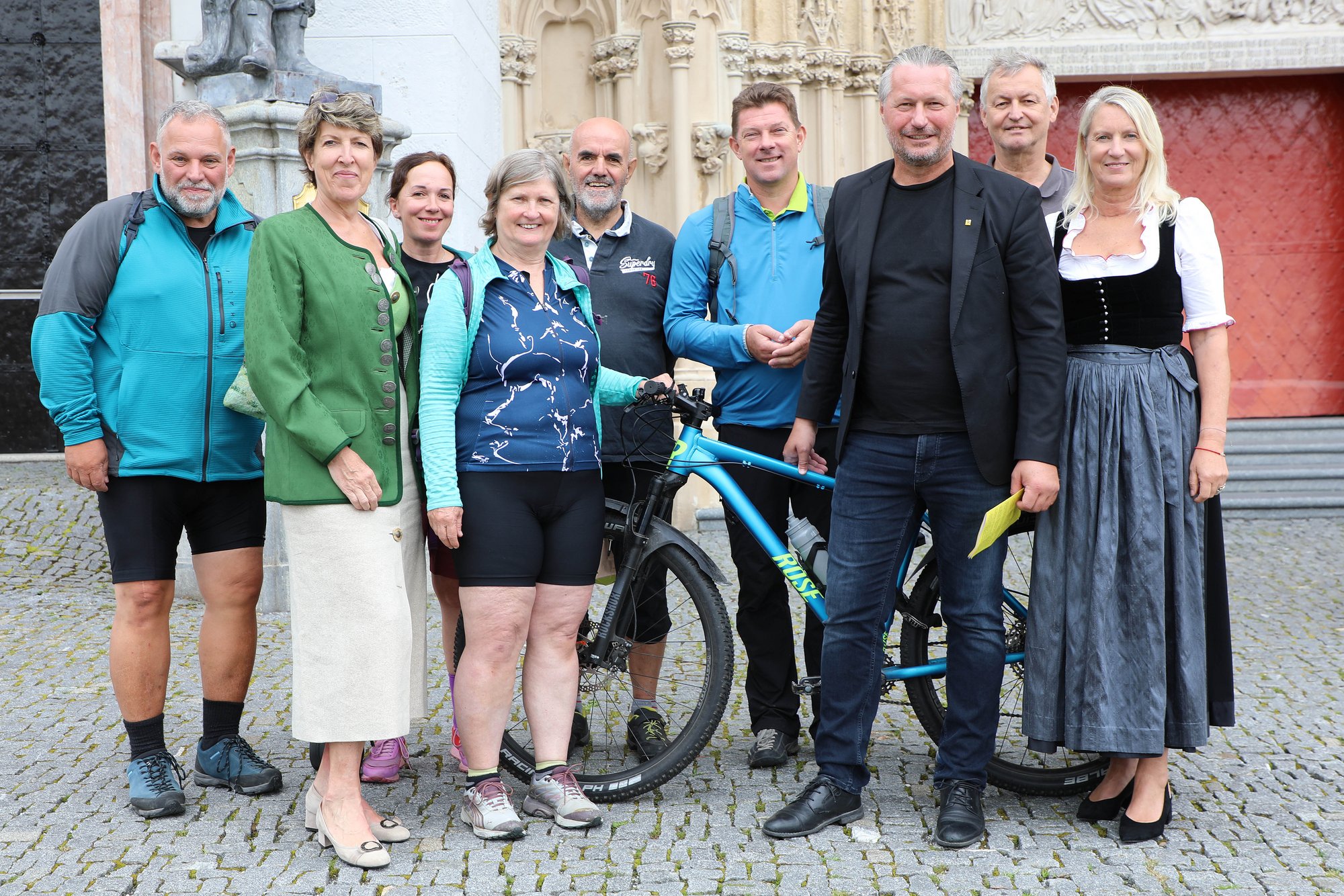 Feier zum 400. Jubiläum der Kremser Gelöbniswallfahrt: Führende Vertreter:innen von Kirche und Stadt Krems gemeinsam mit zahlreichen Pilger:innen vor der Basilika in Mariazell.
