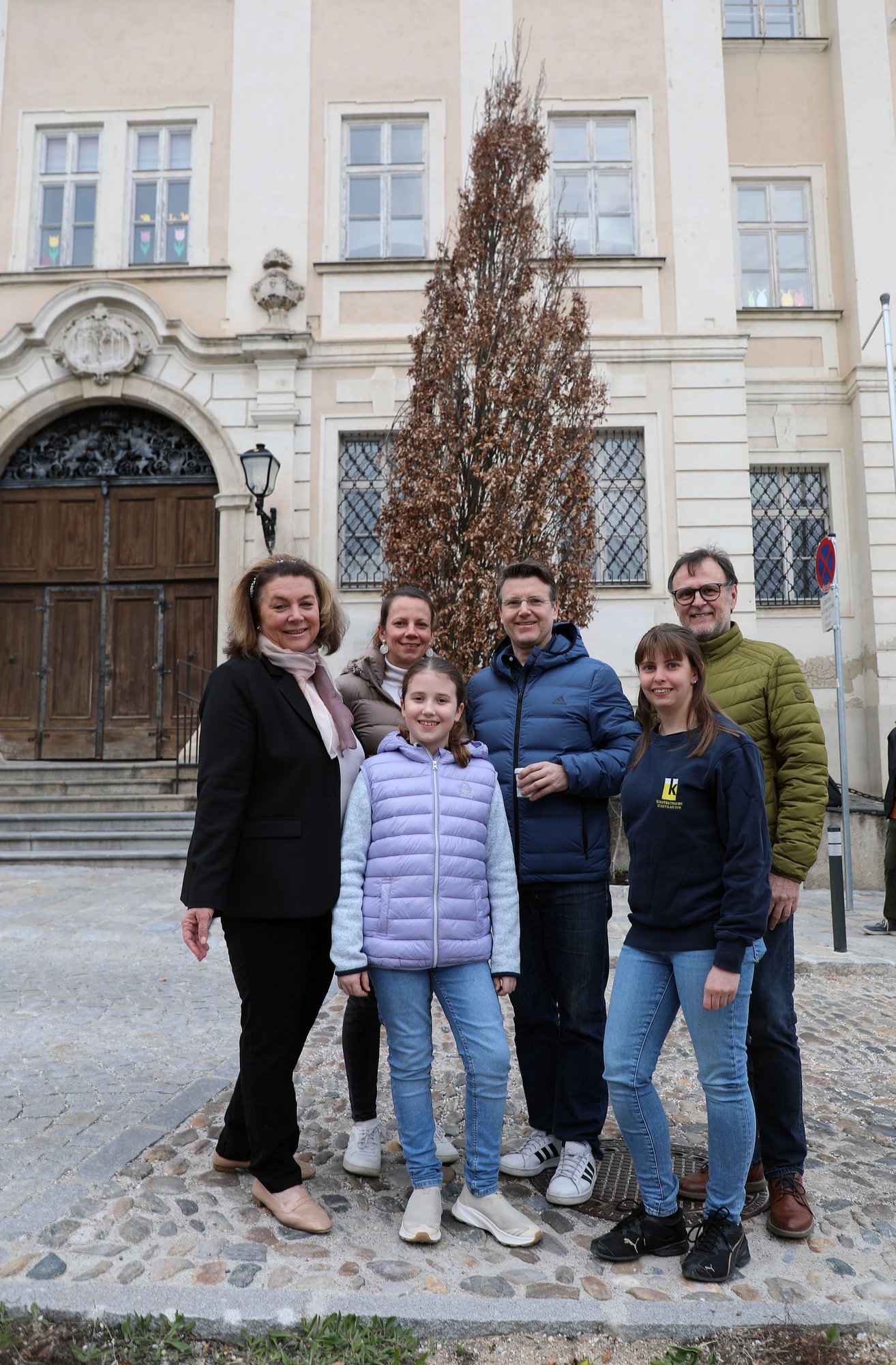 Gruppenbild von Thomas Hagmann mit Frau und Tochter sowie Vertretern der Stadt vor dem Klimabaum