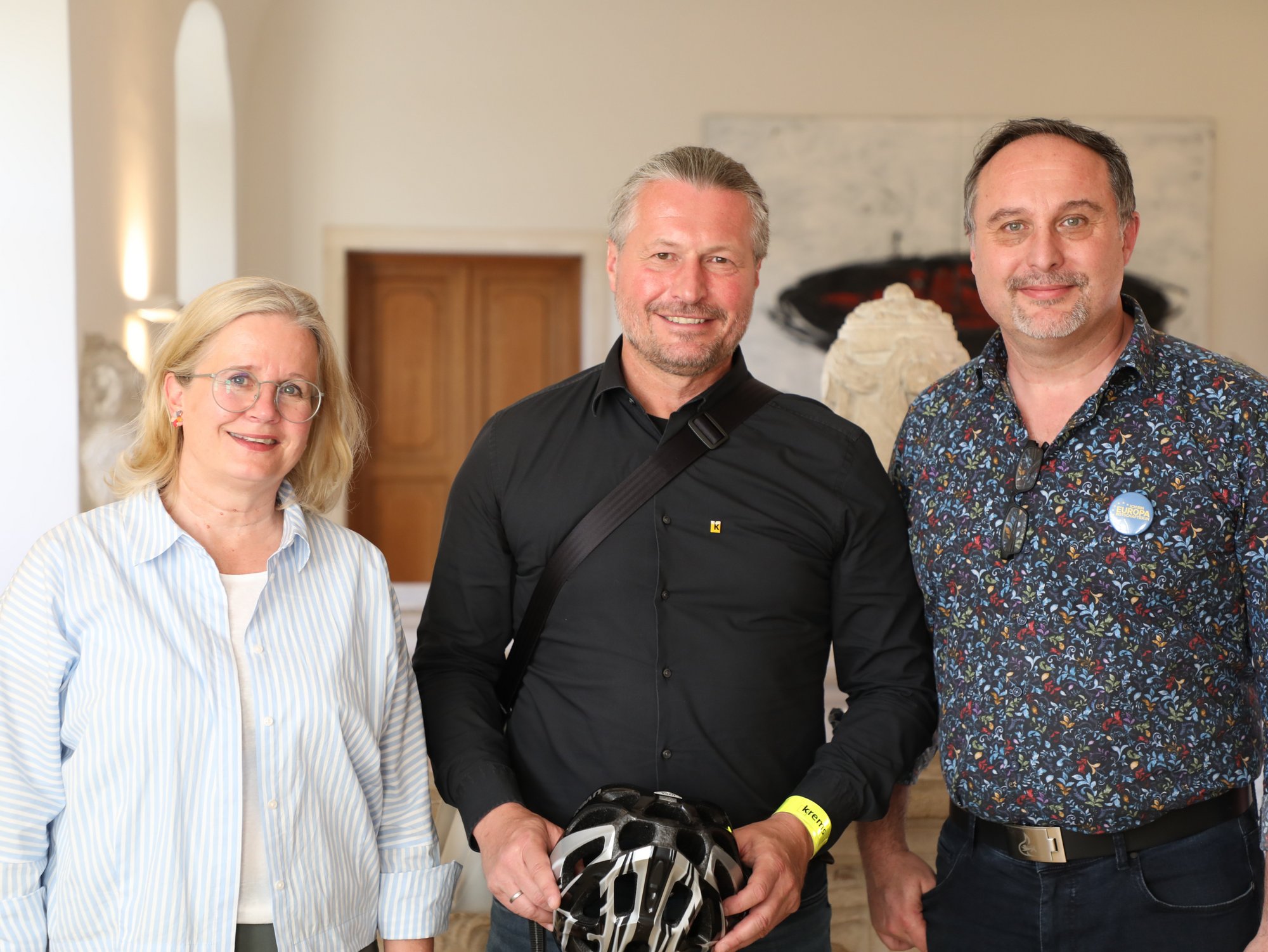 Bürgermeister Peter Molnar (Mitte) mit der neuen Europa-Gemeinderät:in Elisabeth Kreuzhuber und dem neuen Europa-Gemeinderat Robert Simlinger.