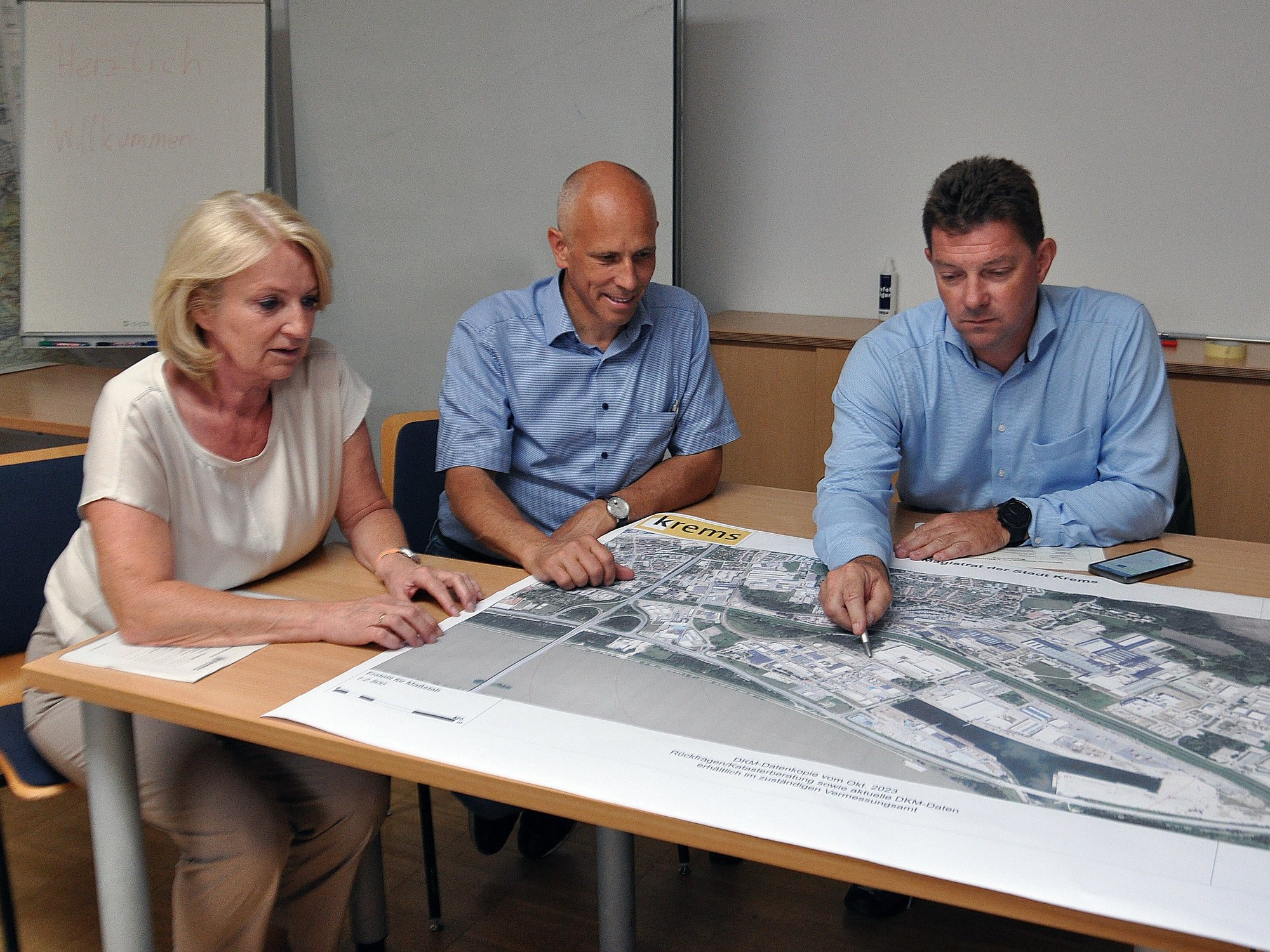 Magistratsdirektor Karl Hallbauer, sein Stellvertreter Hannes Zimmermann und Vizebürgermeisterin Eva Hollerer (v. r.) bei der Lagesprechung des behördlichen Krisenstabs.