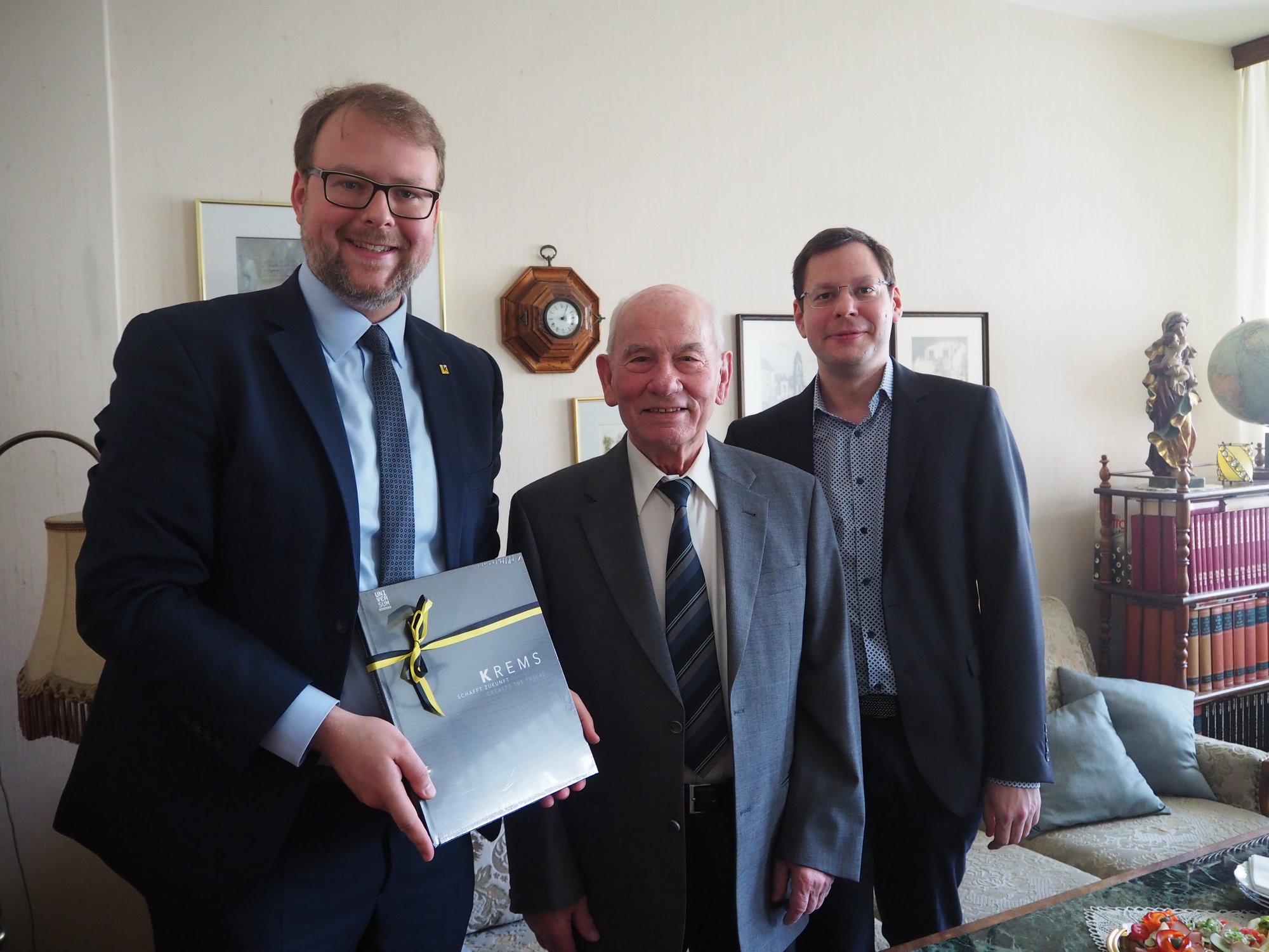 Vizebürgermeister Florian Kamleitner gratulierte Valentin Memmer zum 90. Geburtstag.