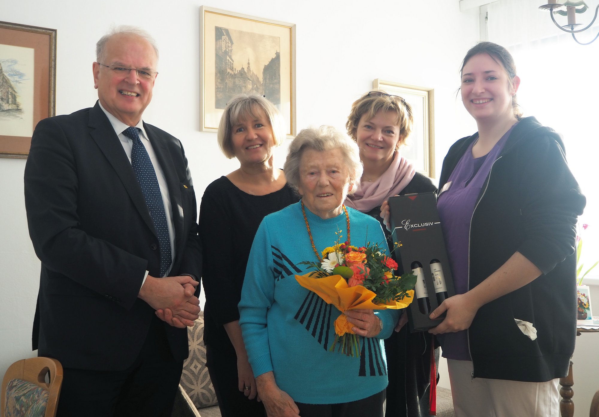 Bürgermeister Dr. Reinhard Resch gratulierte Irmgard Havel zum 90. Geburtstag.