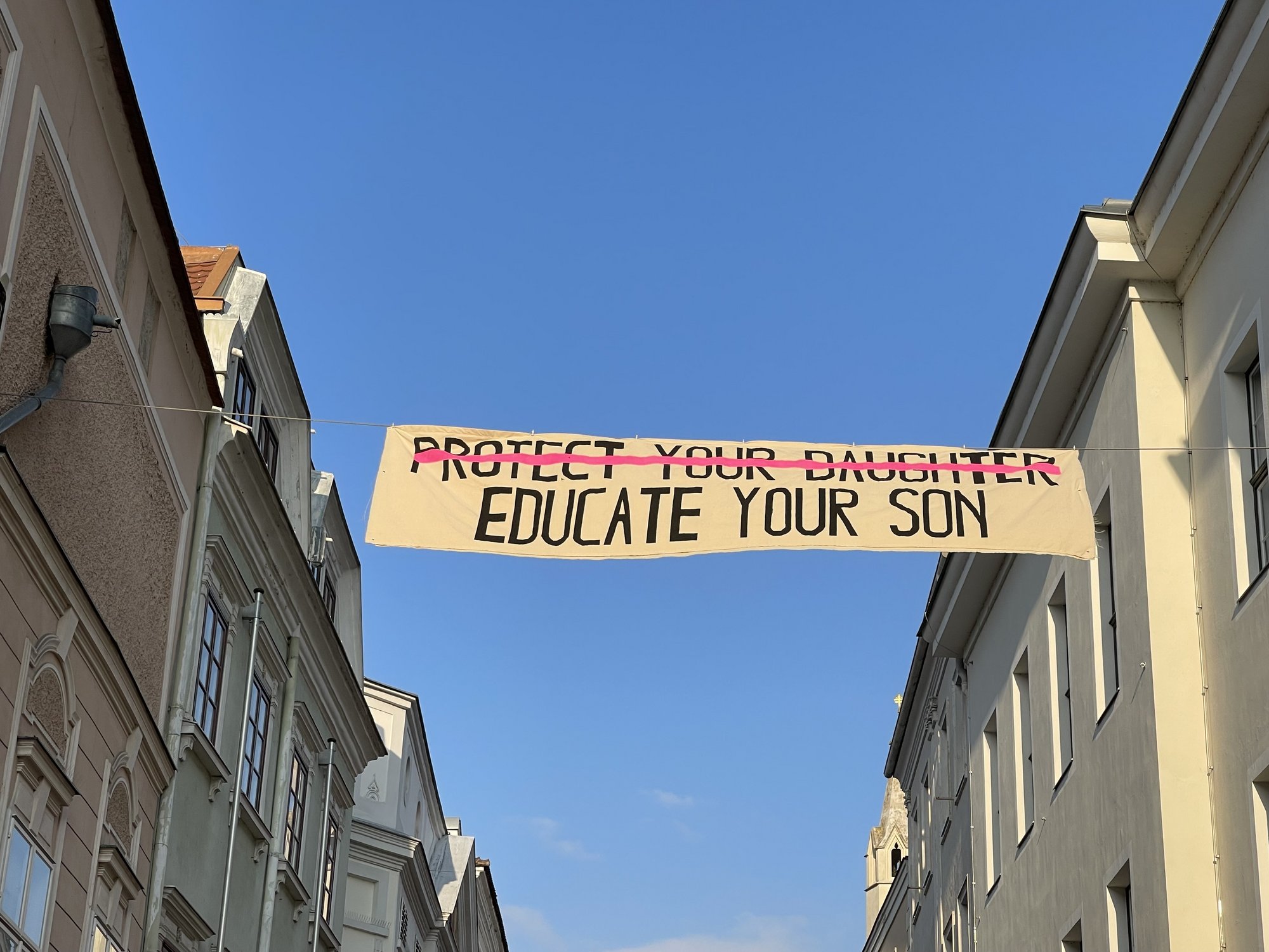 Transparent-Aktion in der Kremser Fußgängerzone