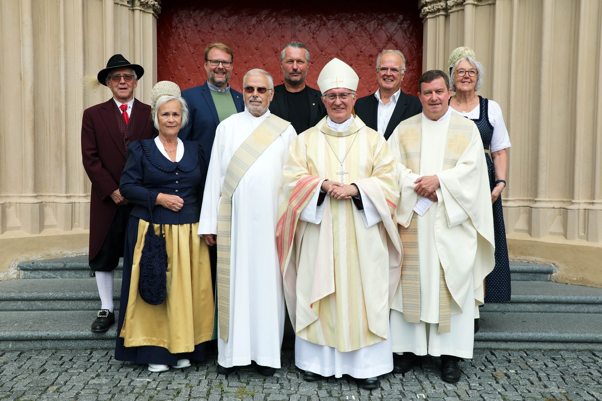 Feier zum 400. Jubiläum der Kremser Gelöbniswallfahrt: Führende Vertreter:innen von Kirche und Stadt Krems gemeinsam mit zahlreichen Pilger:innen vor der Basilika in Mariazell.