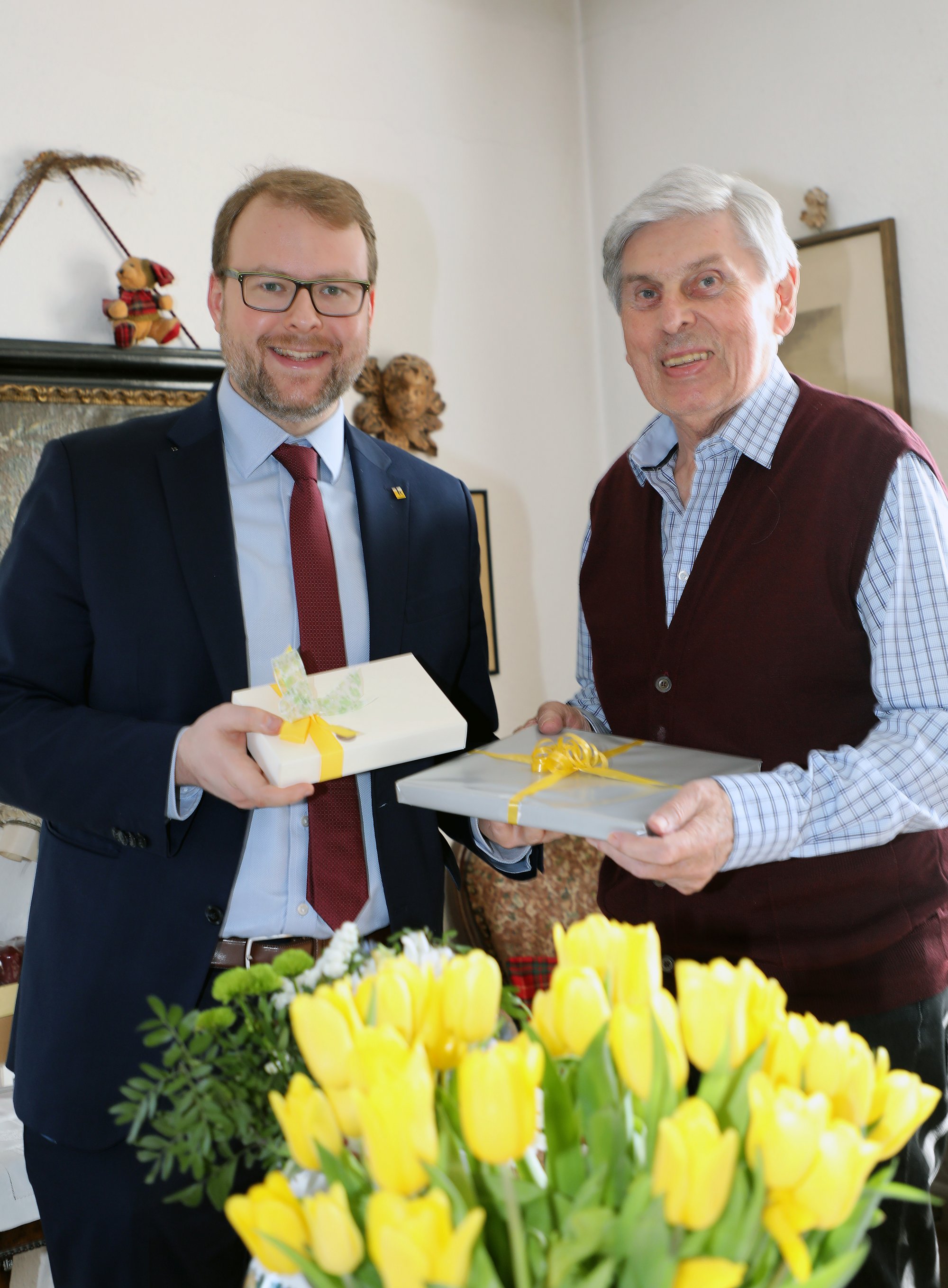 Vizebürgermeister Dr. Florian Kamleitner gratuliert DI Ernst Kalt zum 80. Geburtstag.