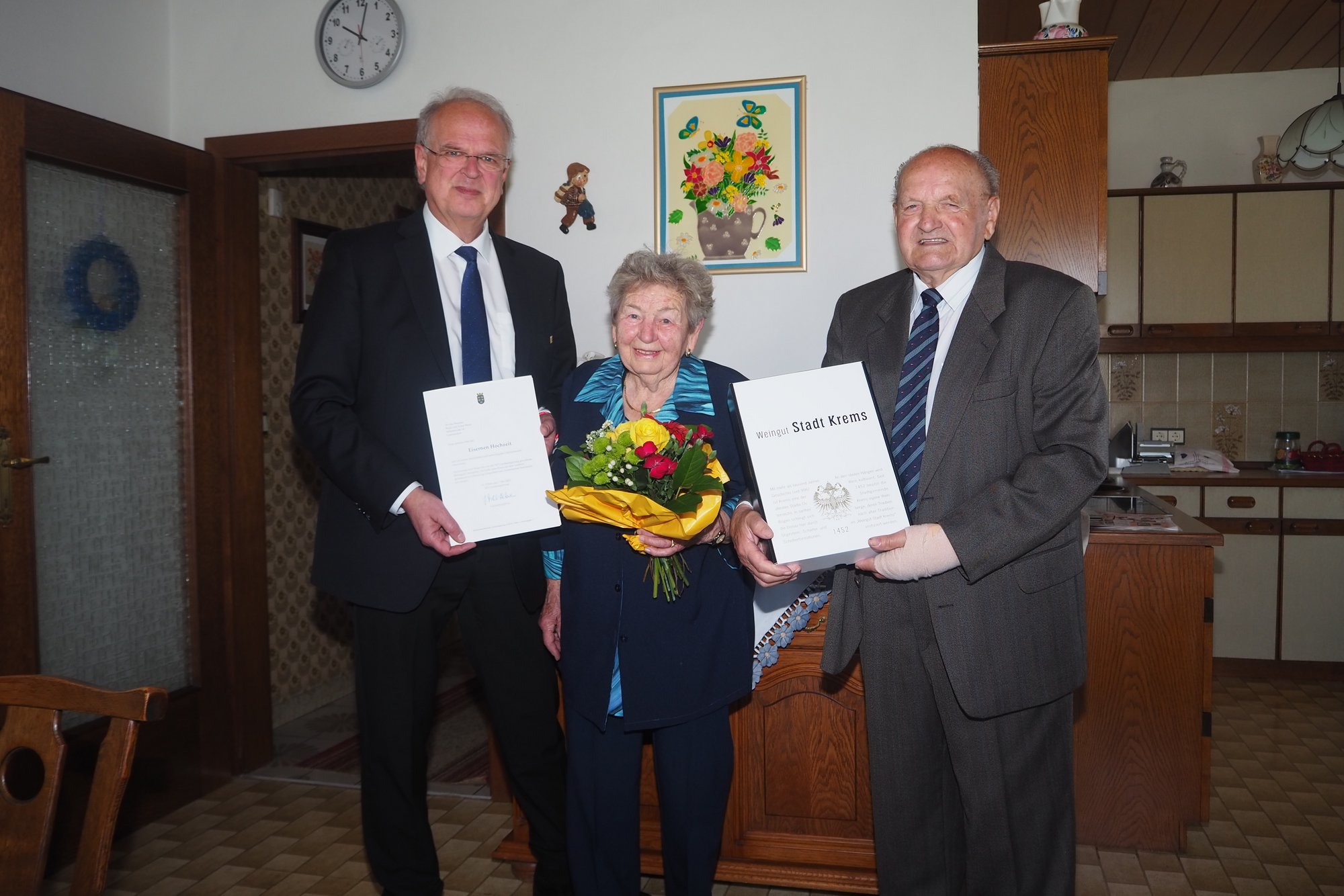 Bürgermeister Dr. Reinhard Resch gratuliert Familie Bauer zur Eisernen Hochzeit