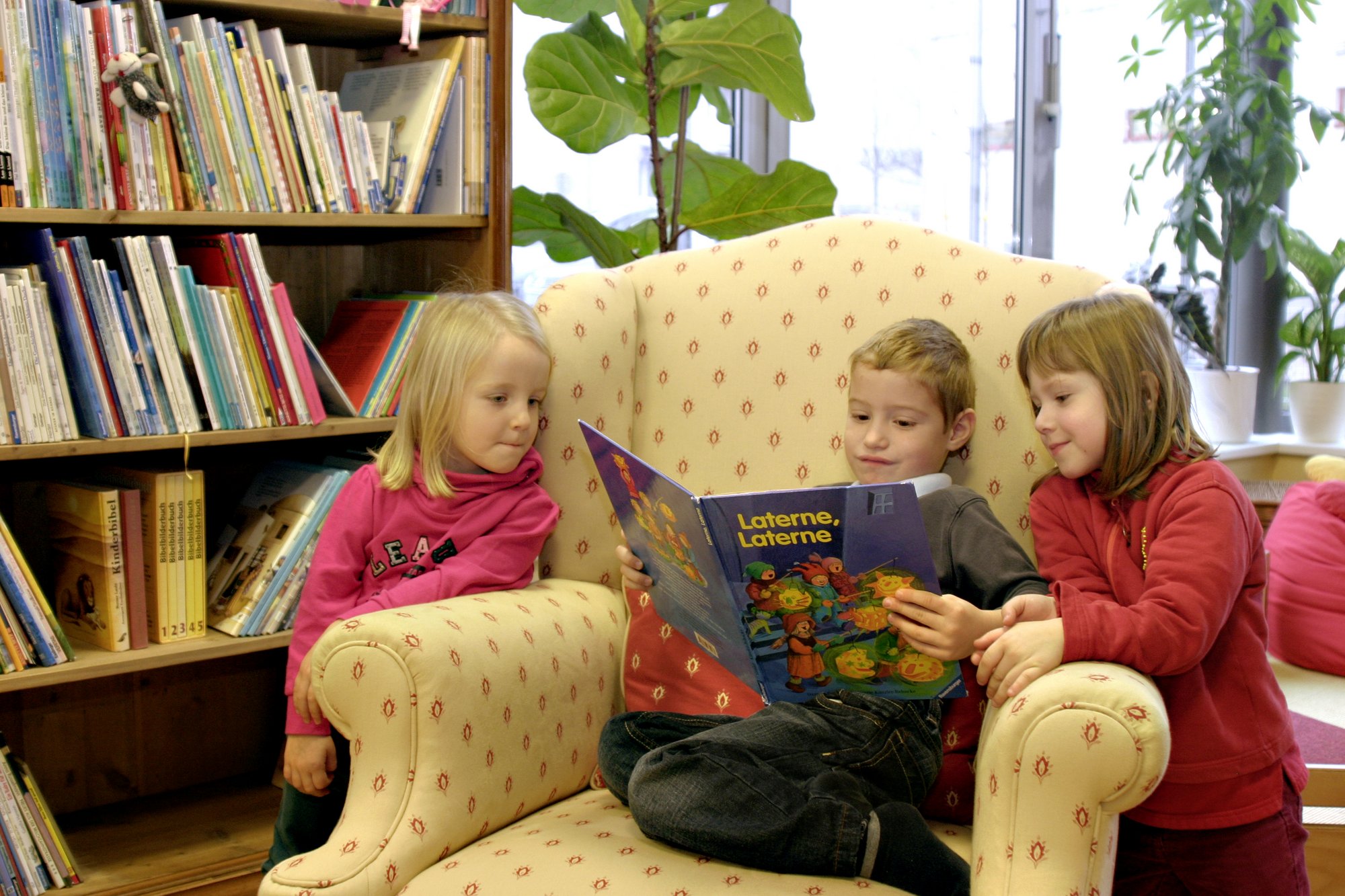 Kinder lesen ein Buch