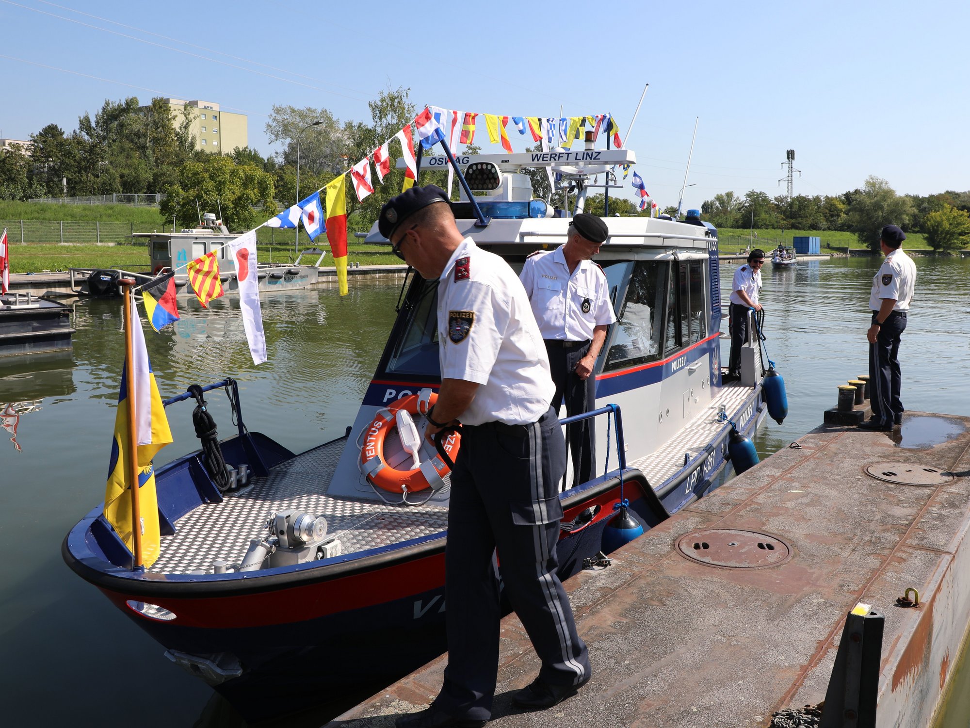 Die Ventus beim Anlegen im Kremser Behördenhafen.