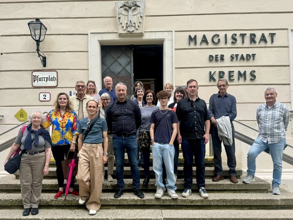 Die Gruppe um Bürgermeister Peter Molnar auf den Stiegen vor dem Rathaus
