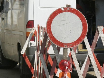 Blick auf eine Baustelle mit Fahrverbotschild im Vordergrund.
