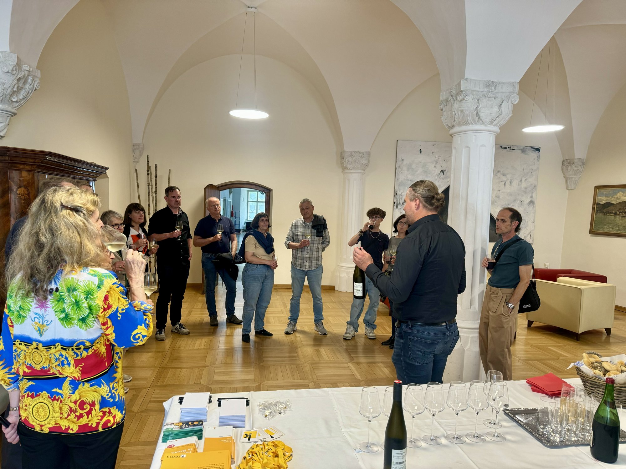 Die Gruppe mit einem Glas Wein beim Empfang im Bürgermeisterzimmer