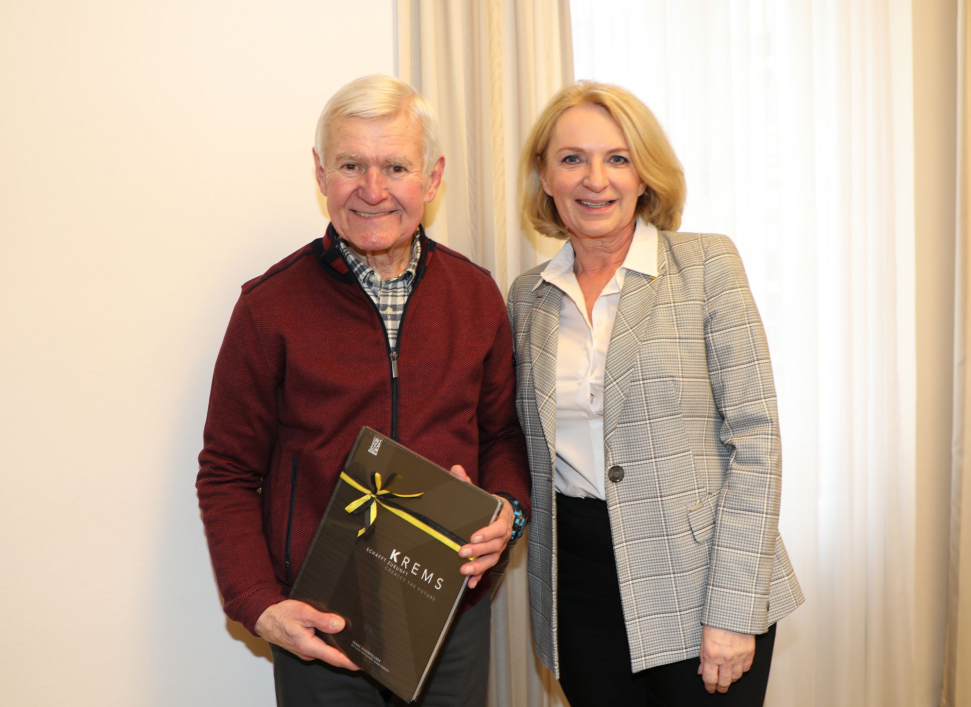 Vizebürgermeisterin Eva Hollerer gratuliert Herrn Karl Höferl zum 80. Geburtstag.