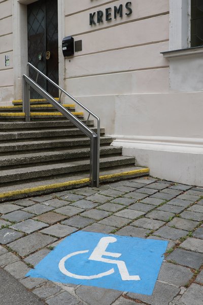 Behindertenparkplatz vor dem Magistrat Krems