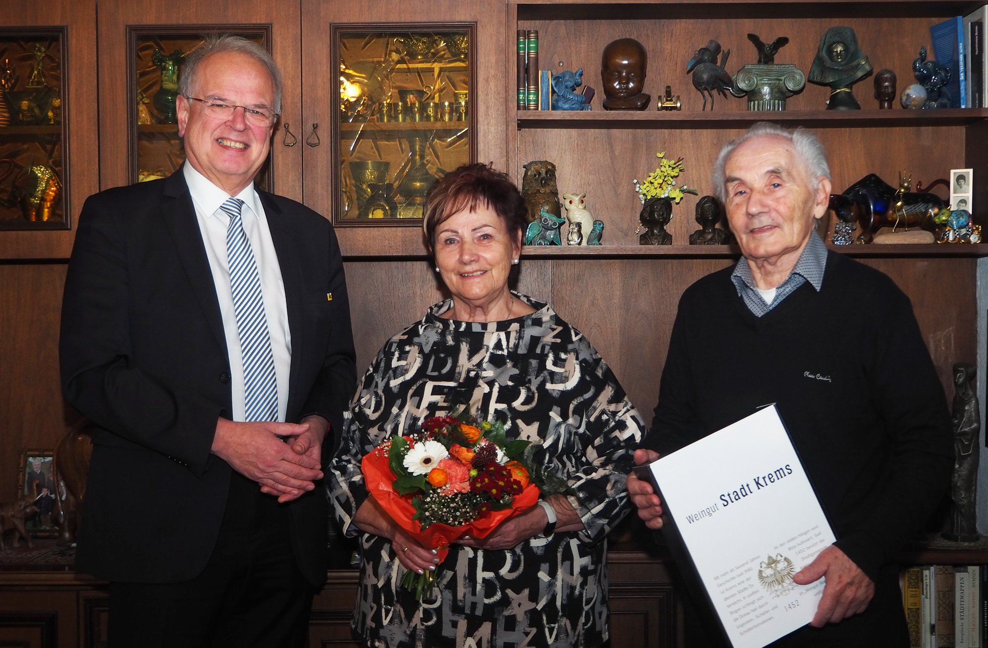 Bürgermeister Dr. Reinhard Resch gratuliert dem Ehepaar Hinterleitner zur Diamantenen Hochzeit.