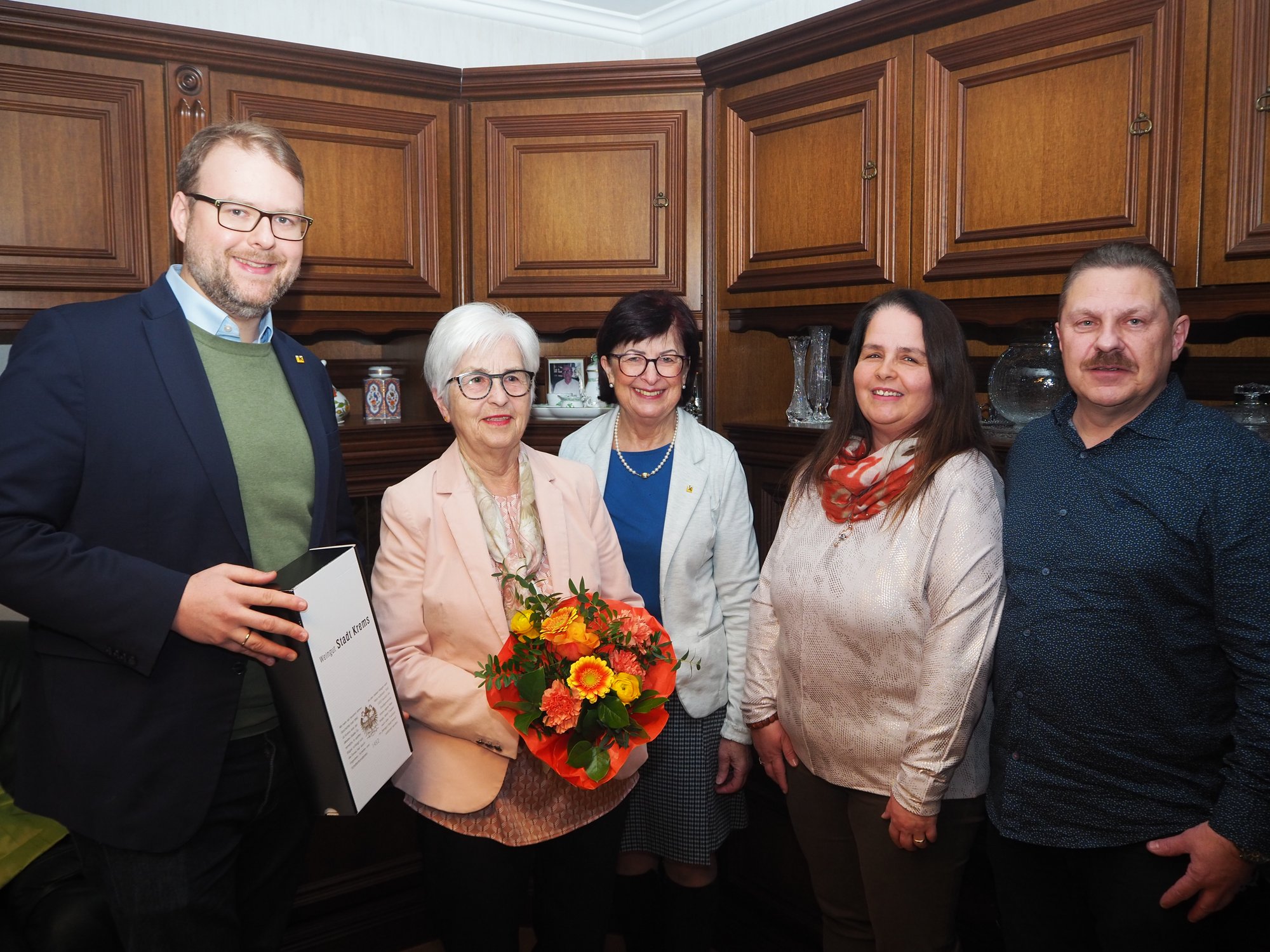 Vizebürgermeister Dr Florian Kamleitner gratulierte Erna Korus zum 80. Geburtstag.
