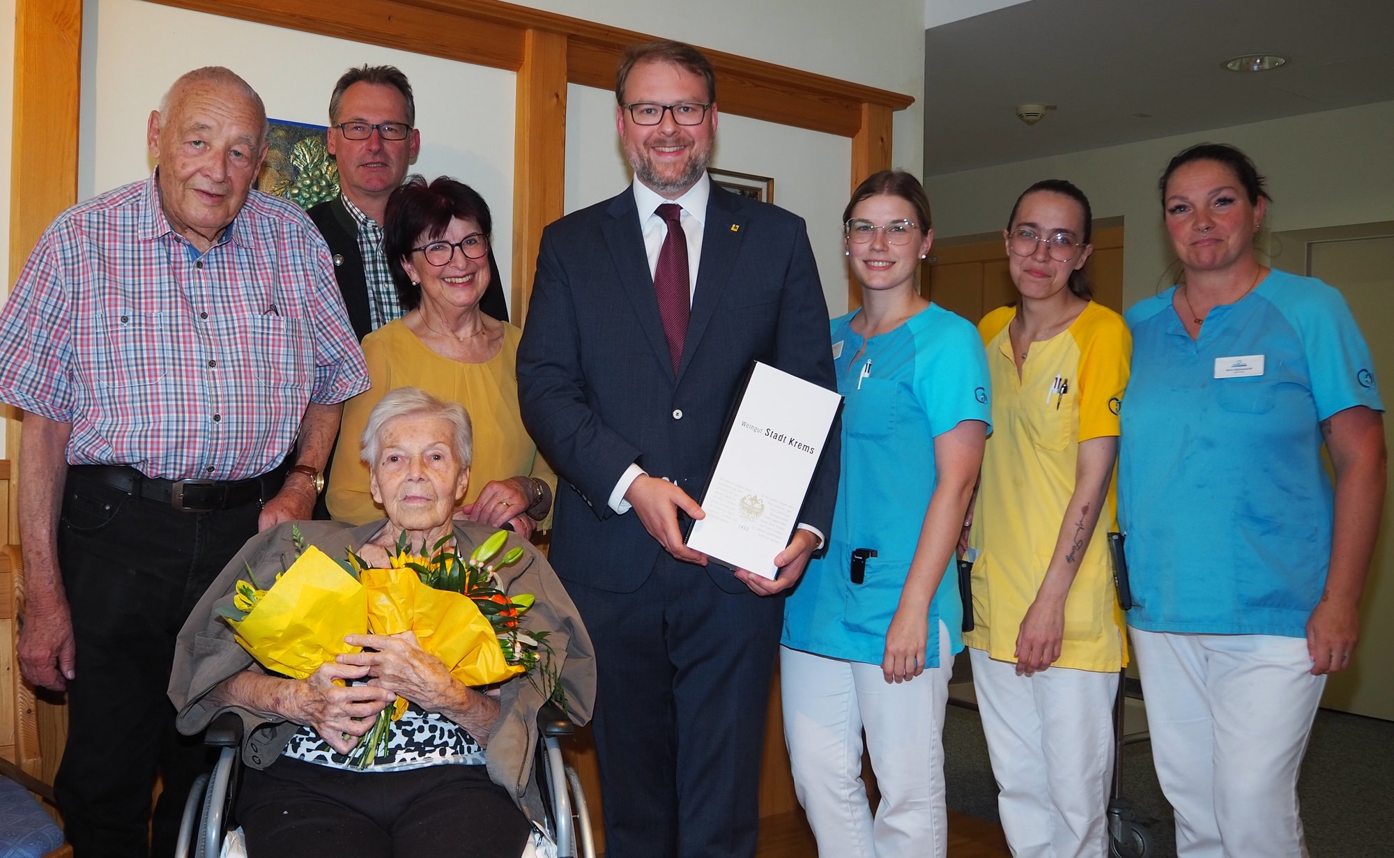 Vizebürgermeister Florian Kamleitner gratulierte Gertraude Neunteufel zum 90. Geburtstag.