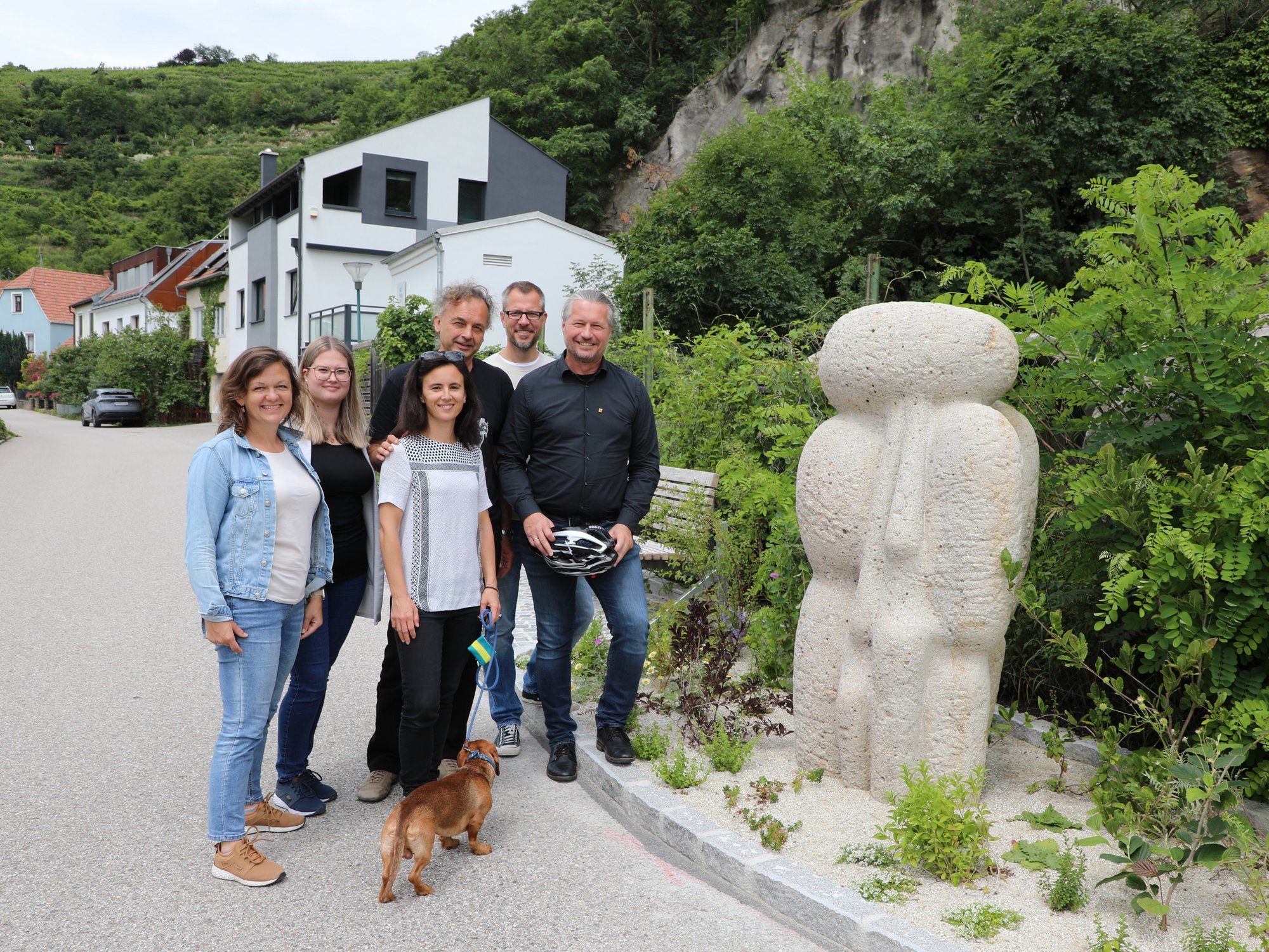 Vertreter der Stadt und Planer neben der Steinskulptur