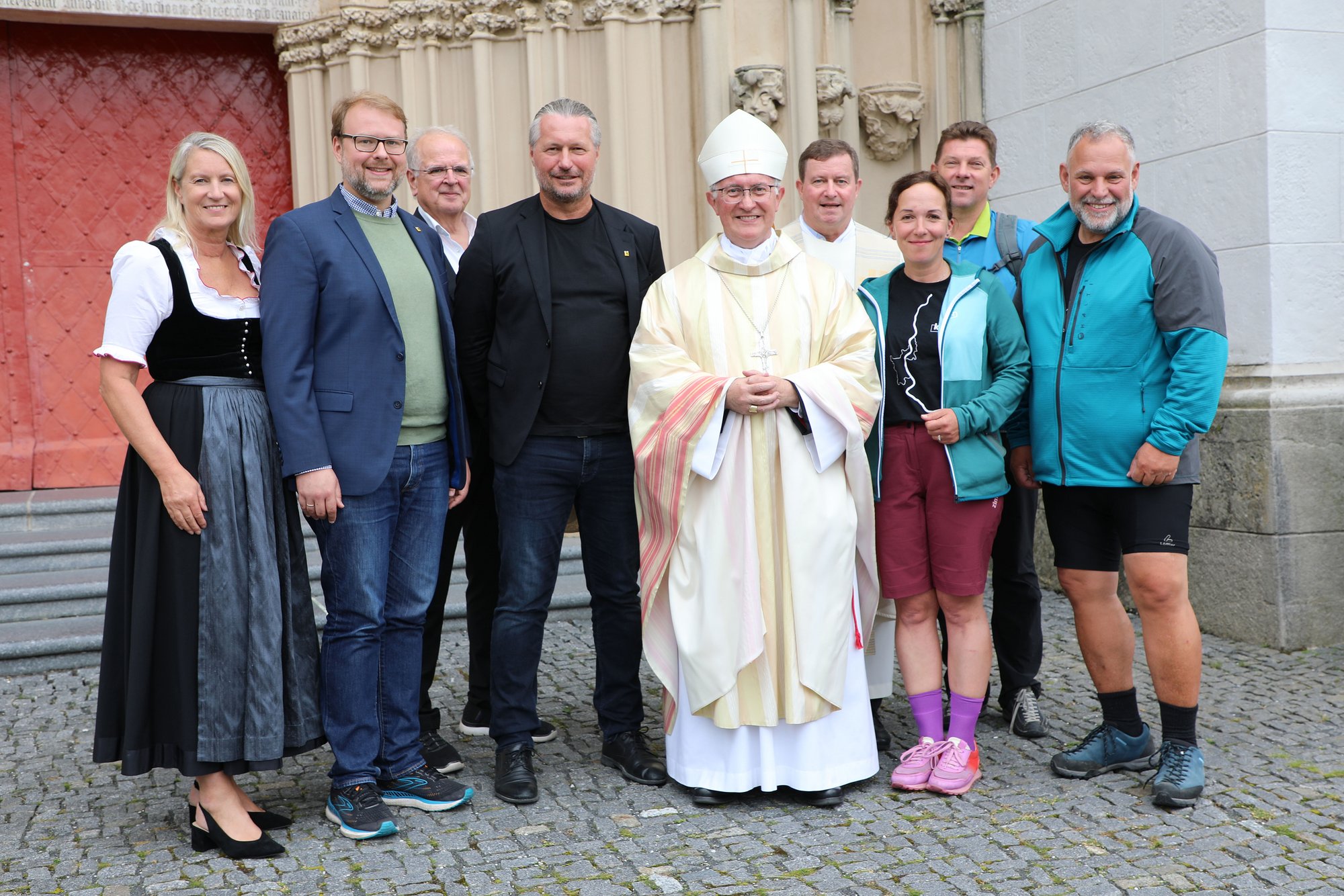 Feier zum 400. Jubiläum der Kremser Gelöbniswallfahrt: Führende Vertreter:innen von Kirche und Stadt Krems gemeinsam mit zahlreichen Pilger:innen vor der Basilika in Mariazell.