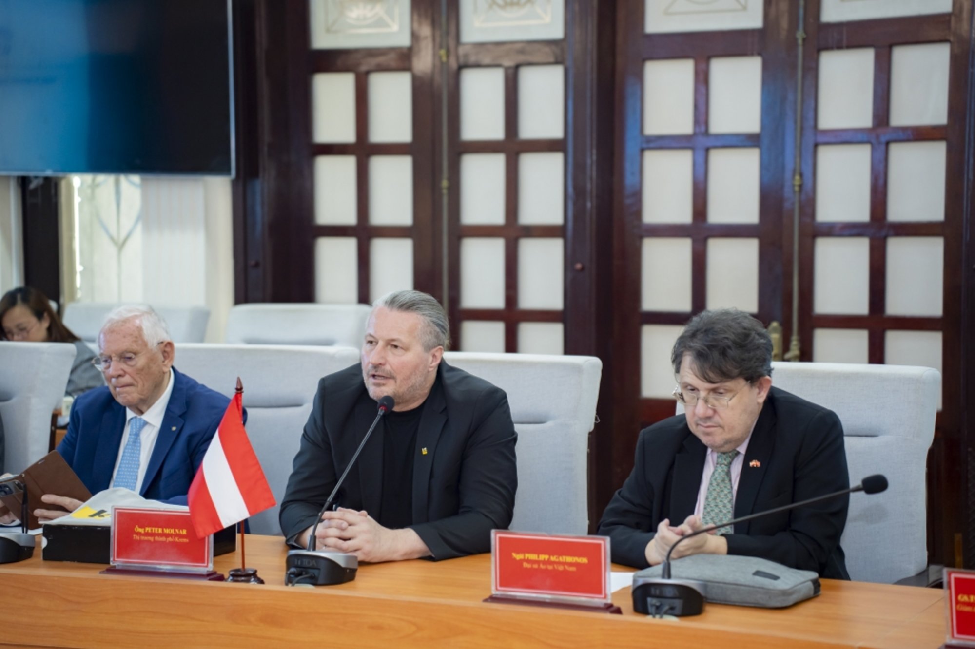 Delegation der IMC Krems mit Bürgermeister Peter Molnar in Vietnam