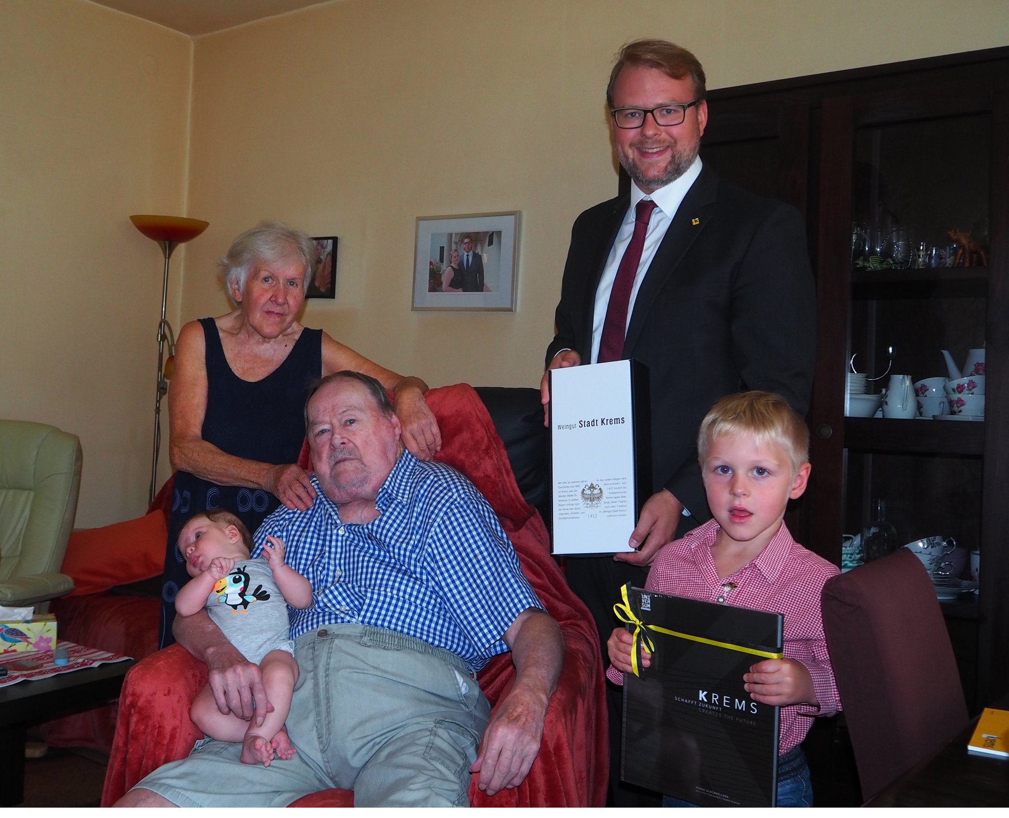 Vizebürgermeister Dr. Florian Kamleitner gratulierte Herbert Wieland zum 80. Geburtstag.