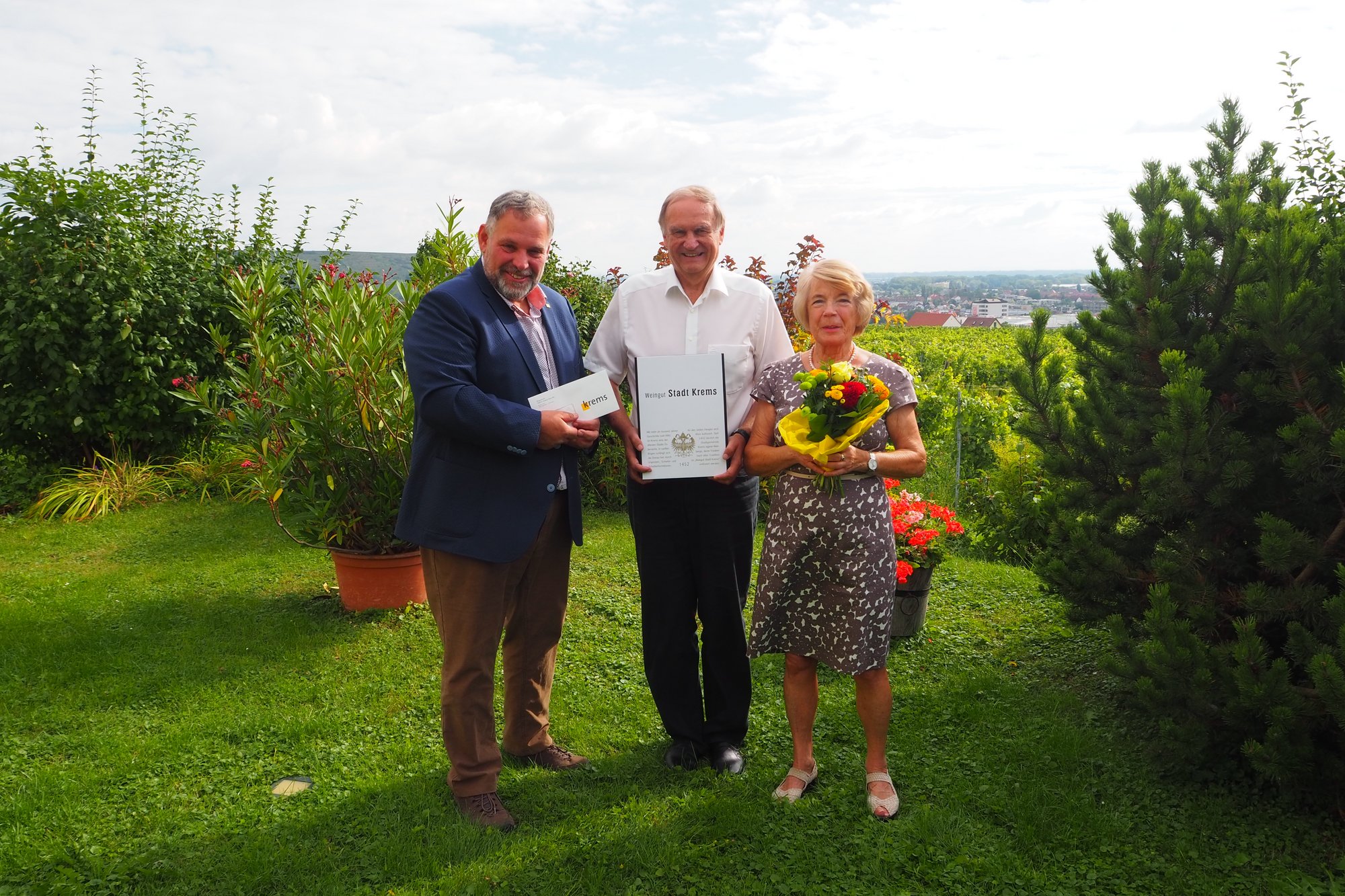 Vzbgm. Martin Sedelmaier gratuliert dem Ehepaar Gertraud und Friedrich Wöber zur Goldenen Hochzeit.