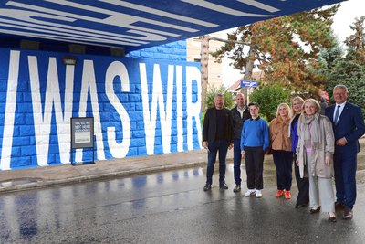 unter der Eisenbahnbrücke zwischen Krems und Stein, Menschen bei der Eröffnung unter neuem Kunstwerk