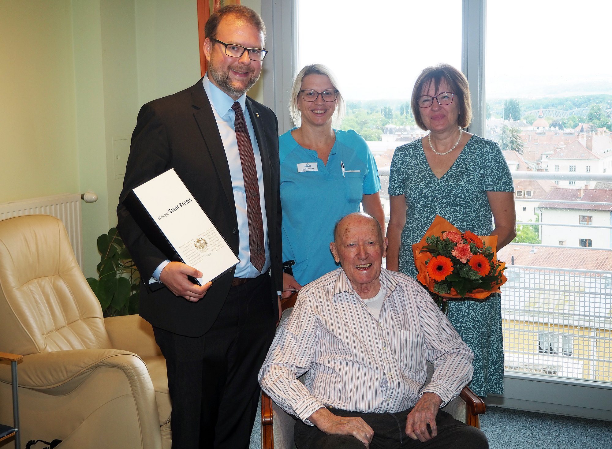 Vizebürgermeister Florian Kamleitner gratulierte Walter Kaiblinger zum 95. Geburtstag.
