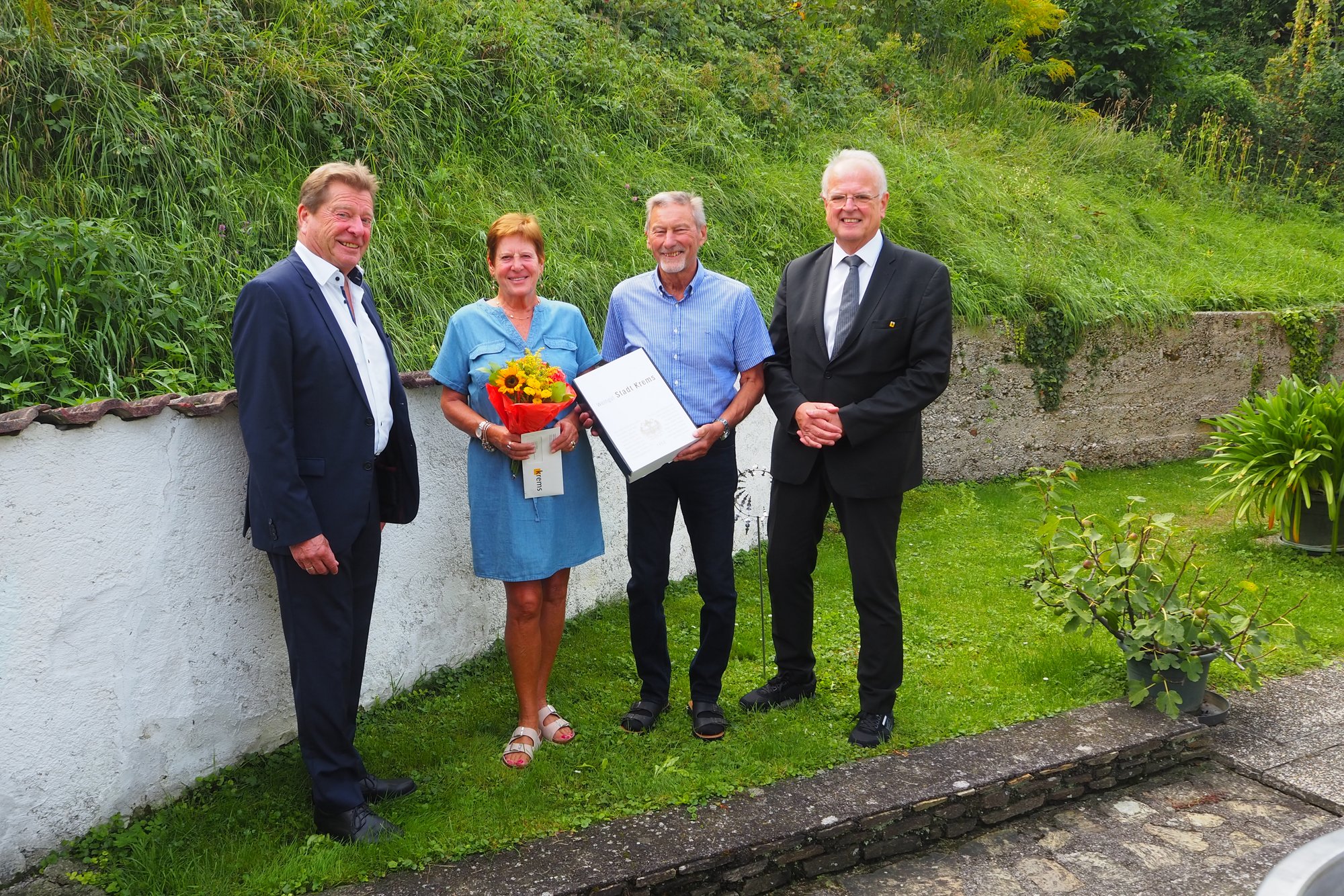 Bürgermeister Dr. Reinhard Resch gratuliert dem Ehepaar Karl zur Goldenen Hochzeit.
