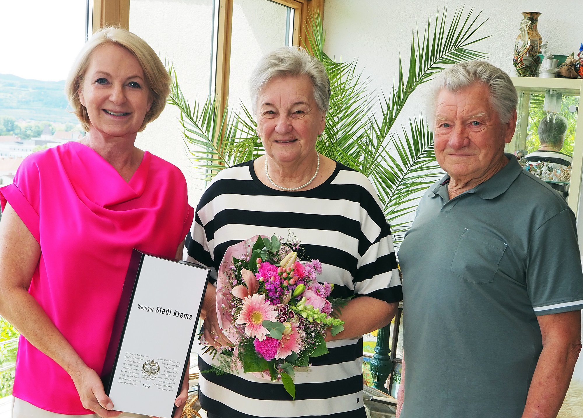 Vizebürgermeisterin Eva Hollerer gratulierte Annemarie Weissenböck zum 80. Geburtstag.