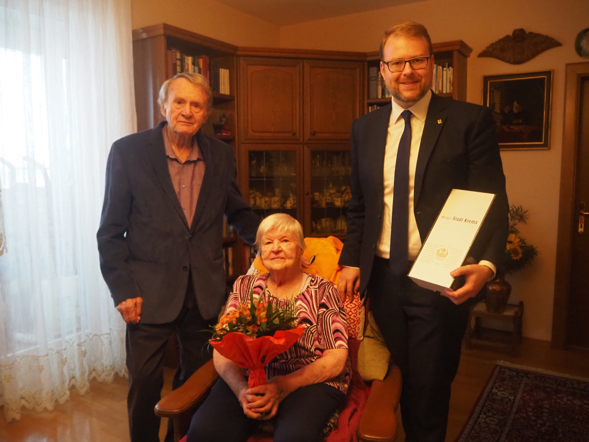 Vizebürgermeister Dr. Florian Kamleitner gratulierte Christa Kuchlbacher zum 80. Geburtstag.