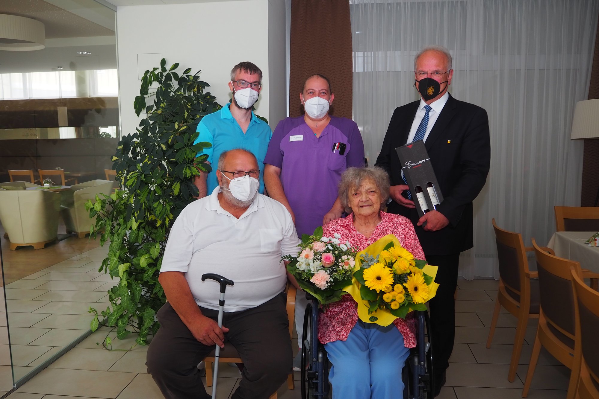 Gruppenfoto zum 95. Geburtstag: Gratulanten Bgm Resch, Rurlander Wolfgang, Waidhofer Michaela, Sohn Simlinger Reinhard