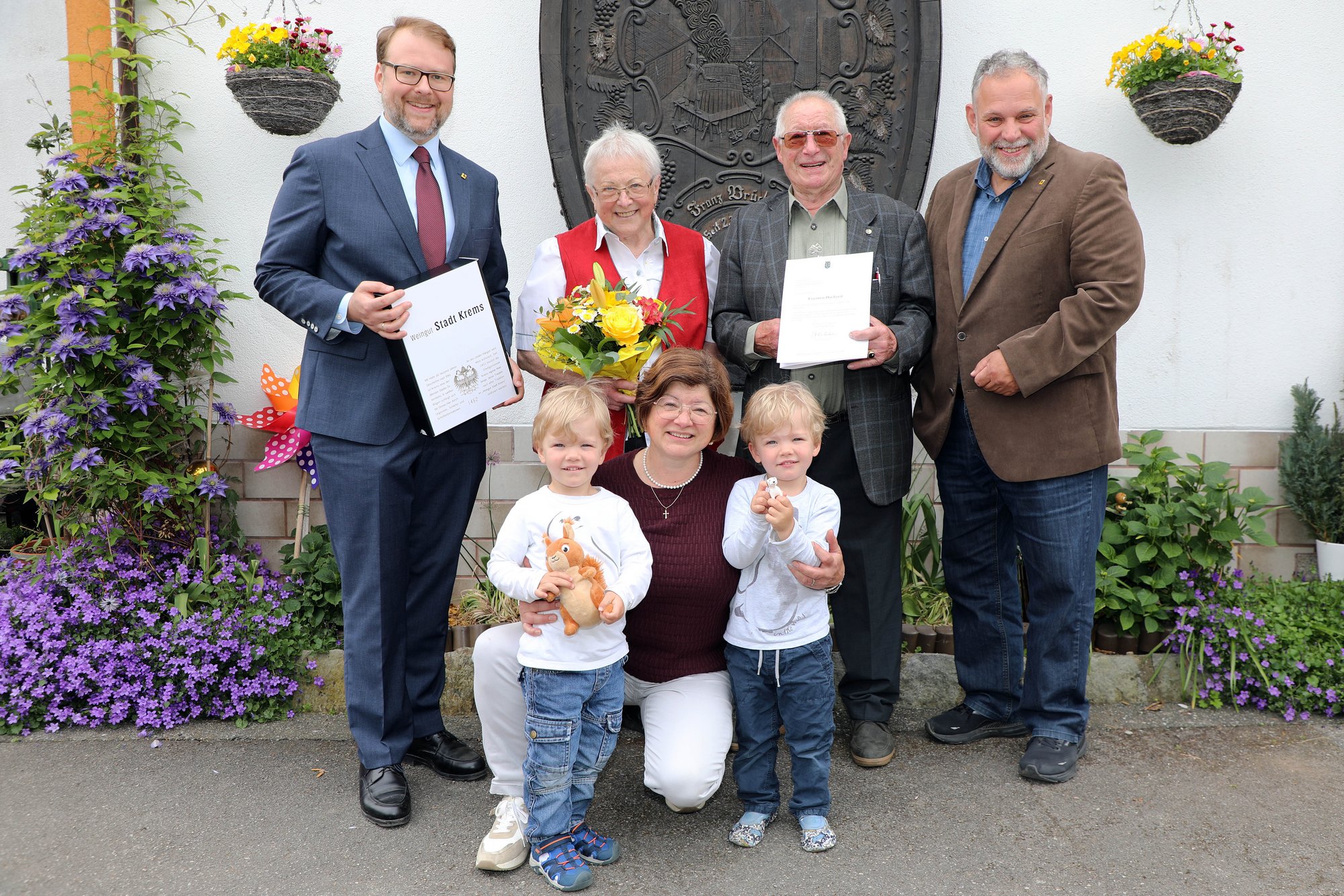 Vizebürgermeister Florian Kamleitner gratulierte Christine und Franz Brückner zur Eisernen Hochzeit.