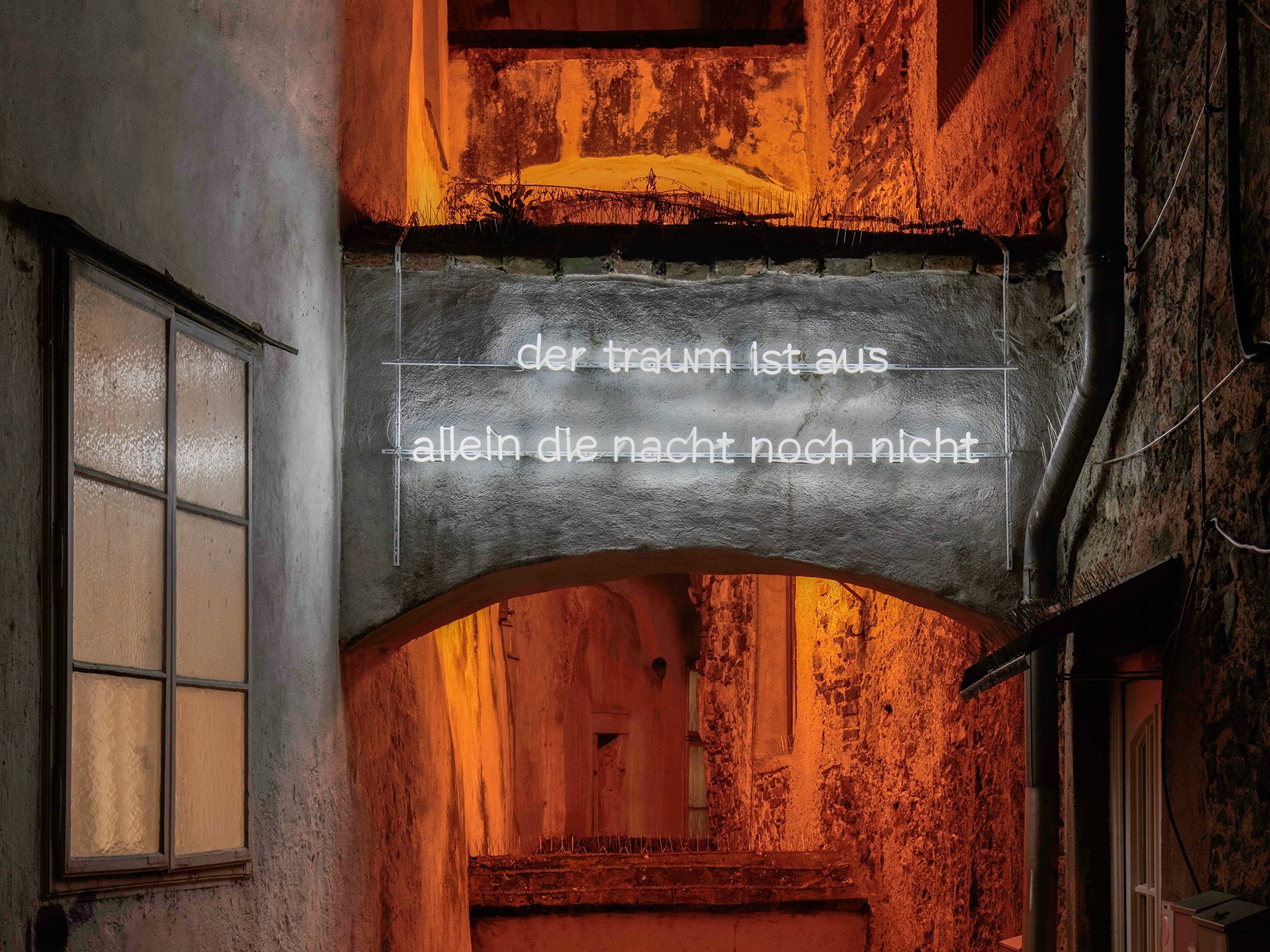 Schriftzug "Der Traum ist aus" in der Kremser Rabengasse
